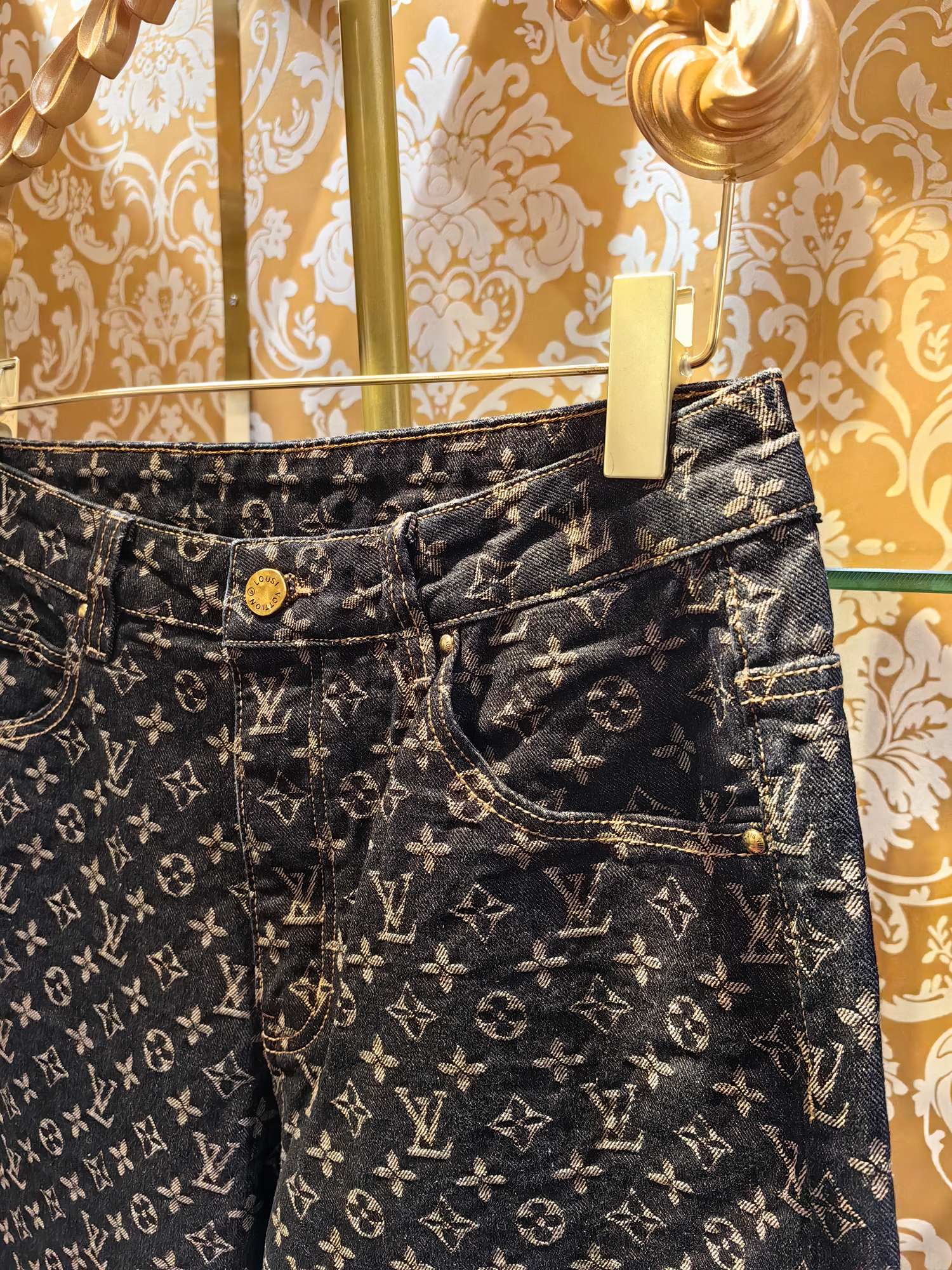 Louis Vuitton 经典老花logo牛仔裤 - クラシックデザインと上質な仕立て