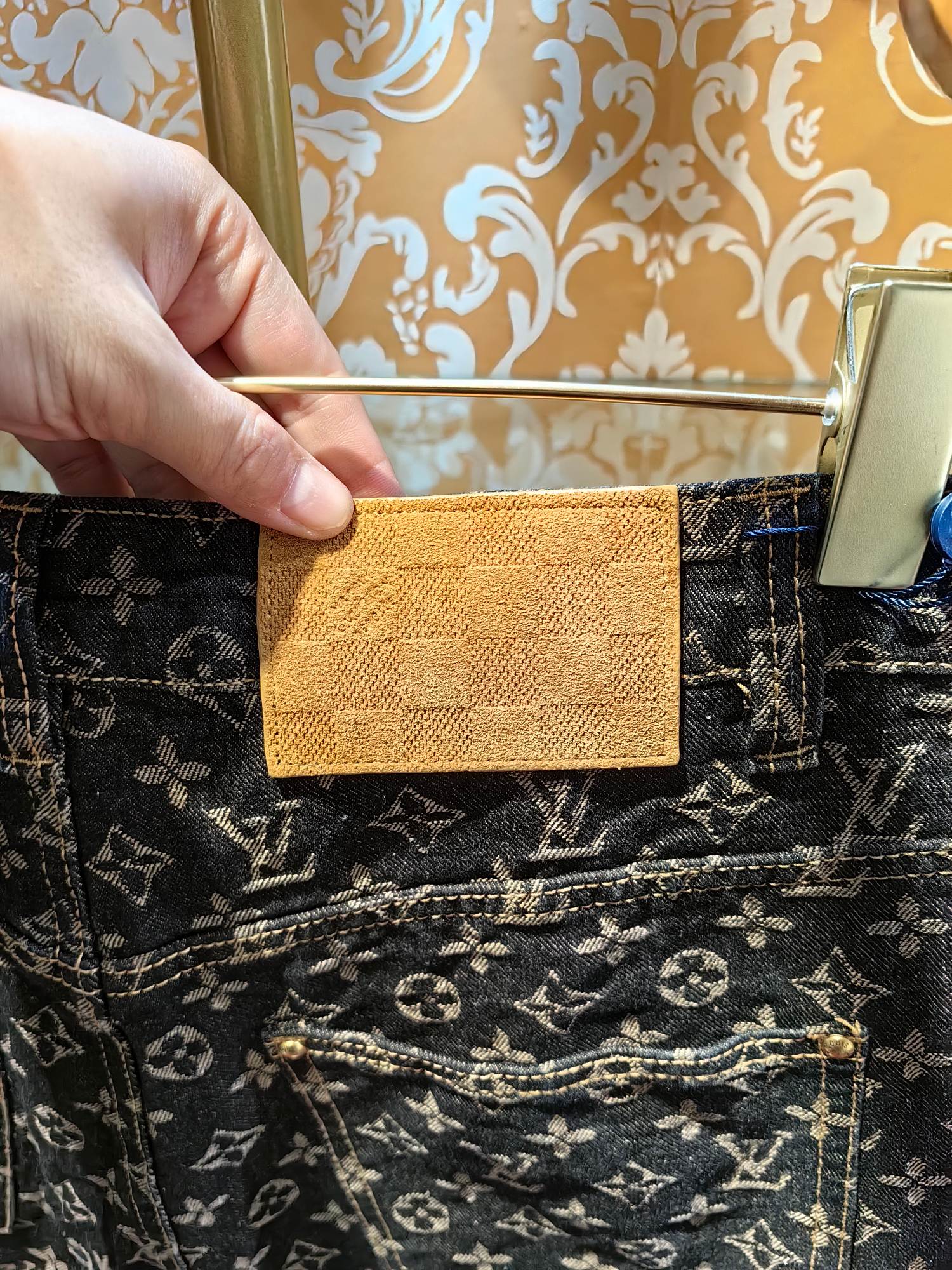 Louis Vuitton 经典老花logo牛仔裤 - クラシックデザインと上質な仕立て