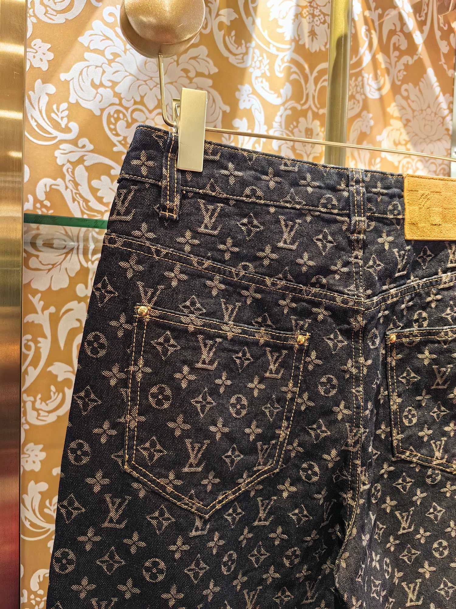 Louis Vuitton 经典老花logo牛仔裤 - クラシックデザインと上質な仕立て