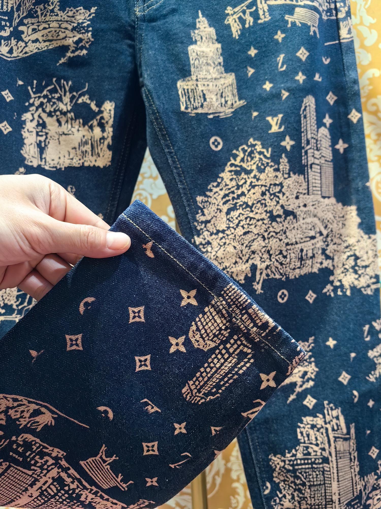 Louis Vuittonクラシックロゴ牛仔パンツ - 高級感あふれるデザイン