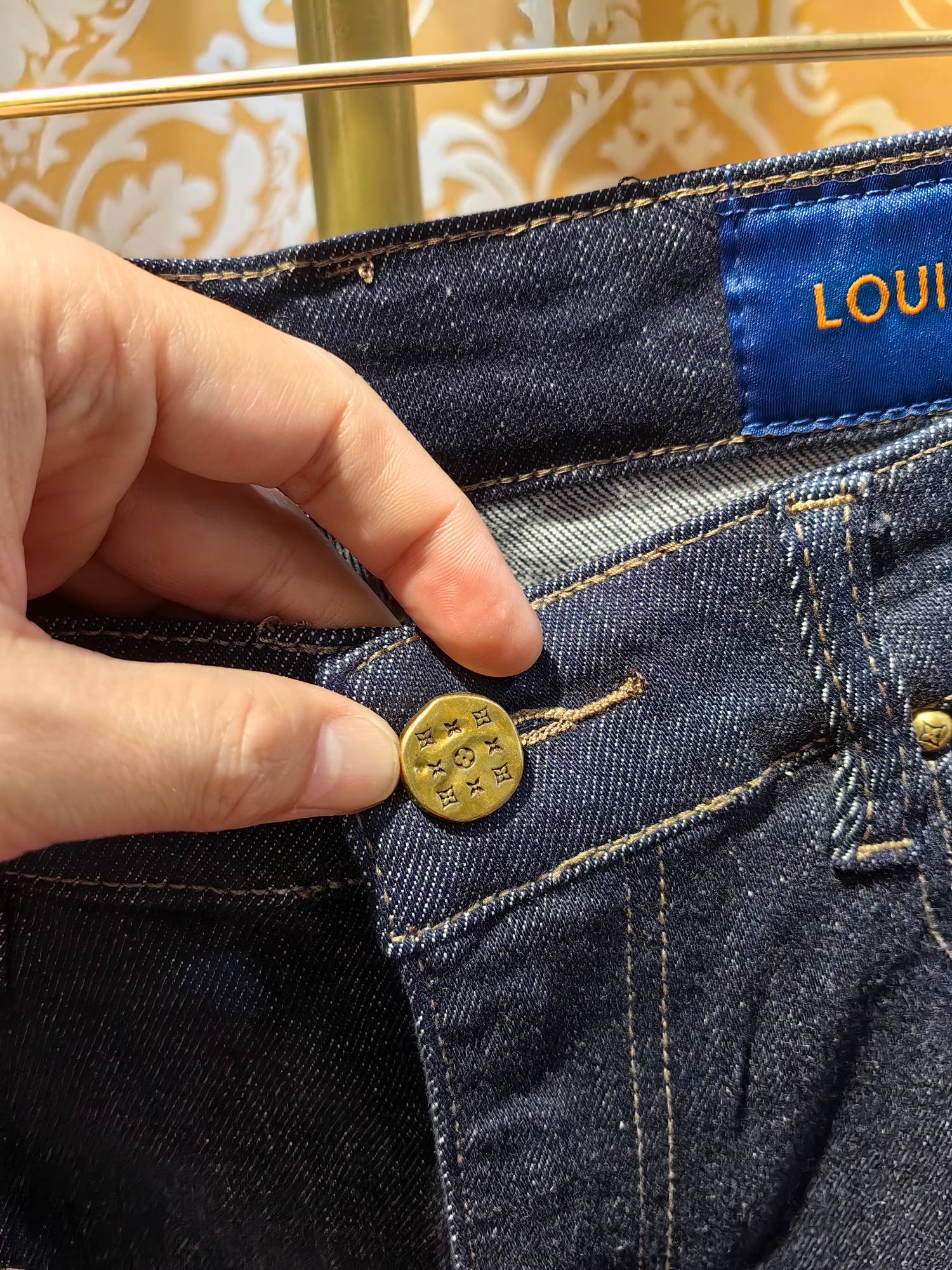 Louis Vuittonクラシックロゴ牛仔パンツ - 高級感あふれるデザイン