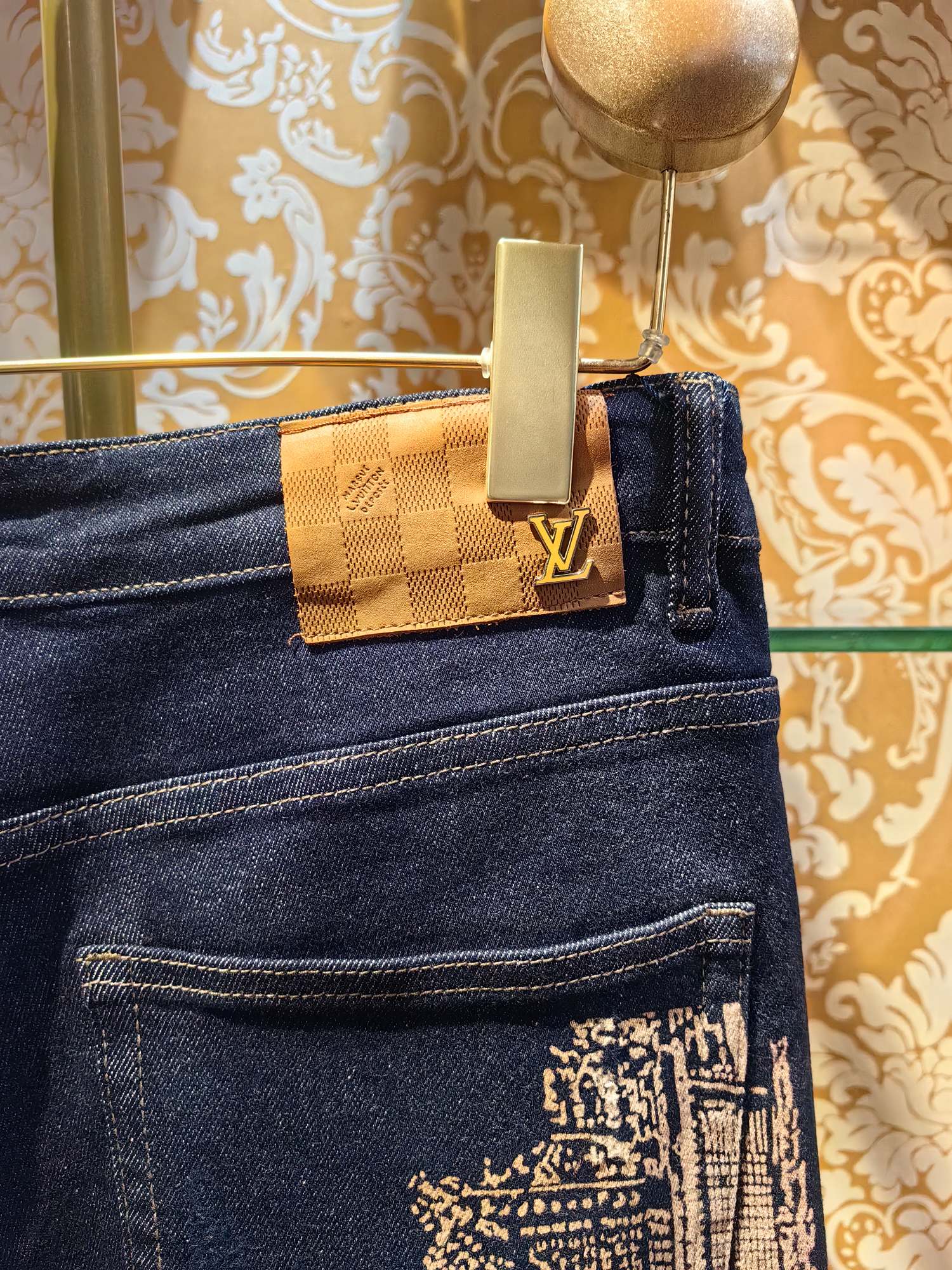 Louis Vuittonクラシックロゴ牛仔パンツ - 高級感あふれるデザイン