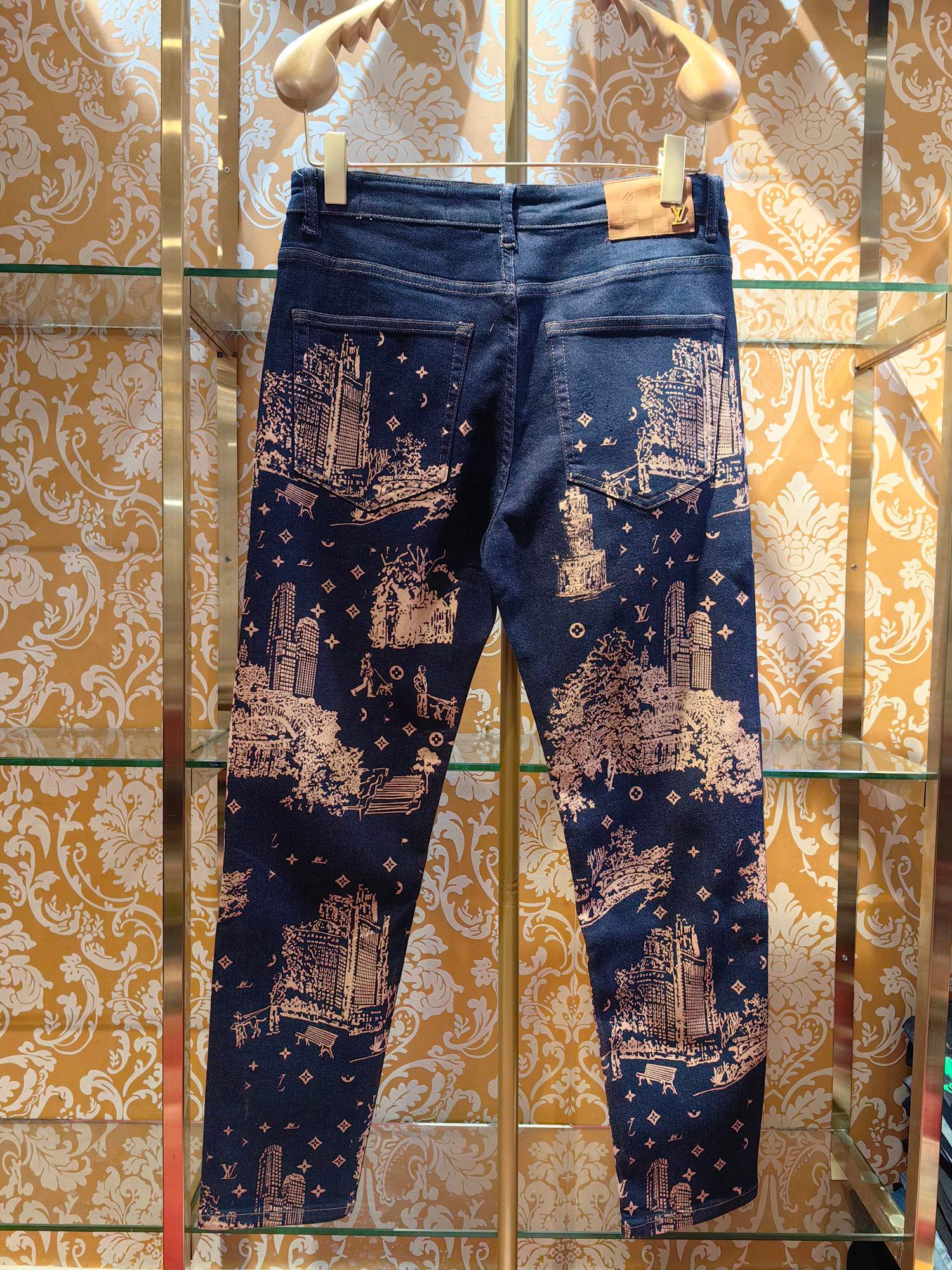 Louis Vuittonクラシックロゴ牛仔パンツ - 高級感あふれるデザイン