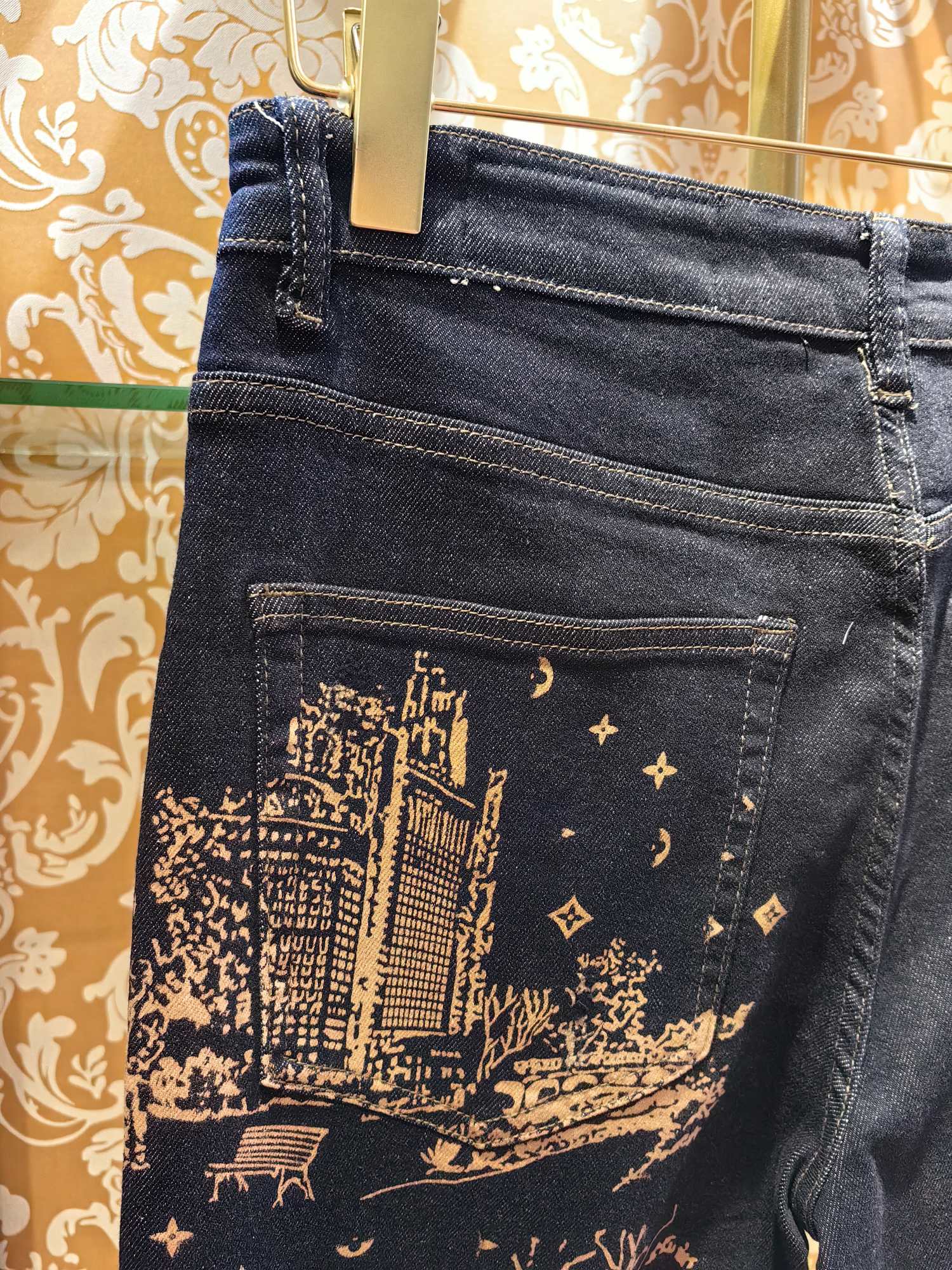 Louis Vuittonクラシックロゴ牛仔パンツ - 高級感あふれるデザイン