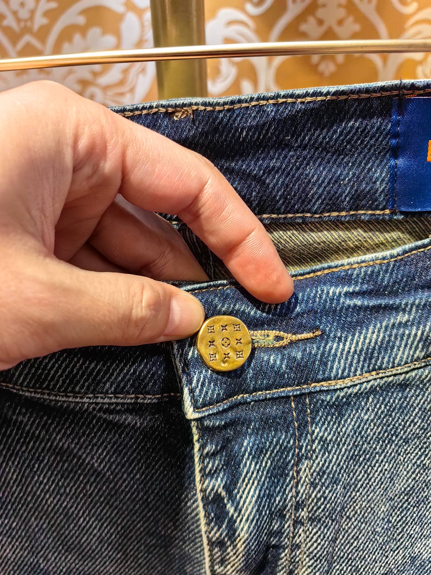 Louis Vuittonクラシックロゴデニムパンツ - 高級感あふれるスタイル