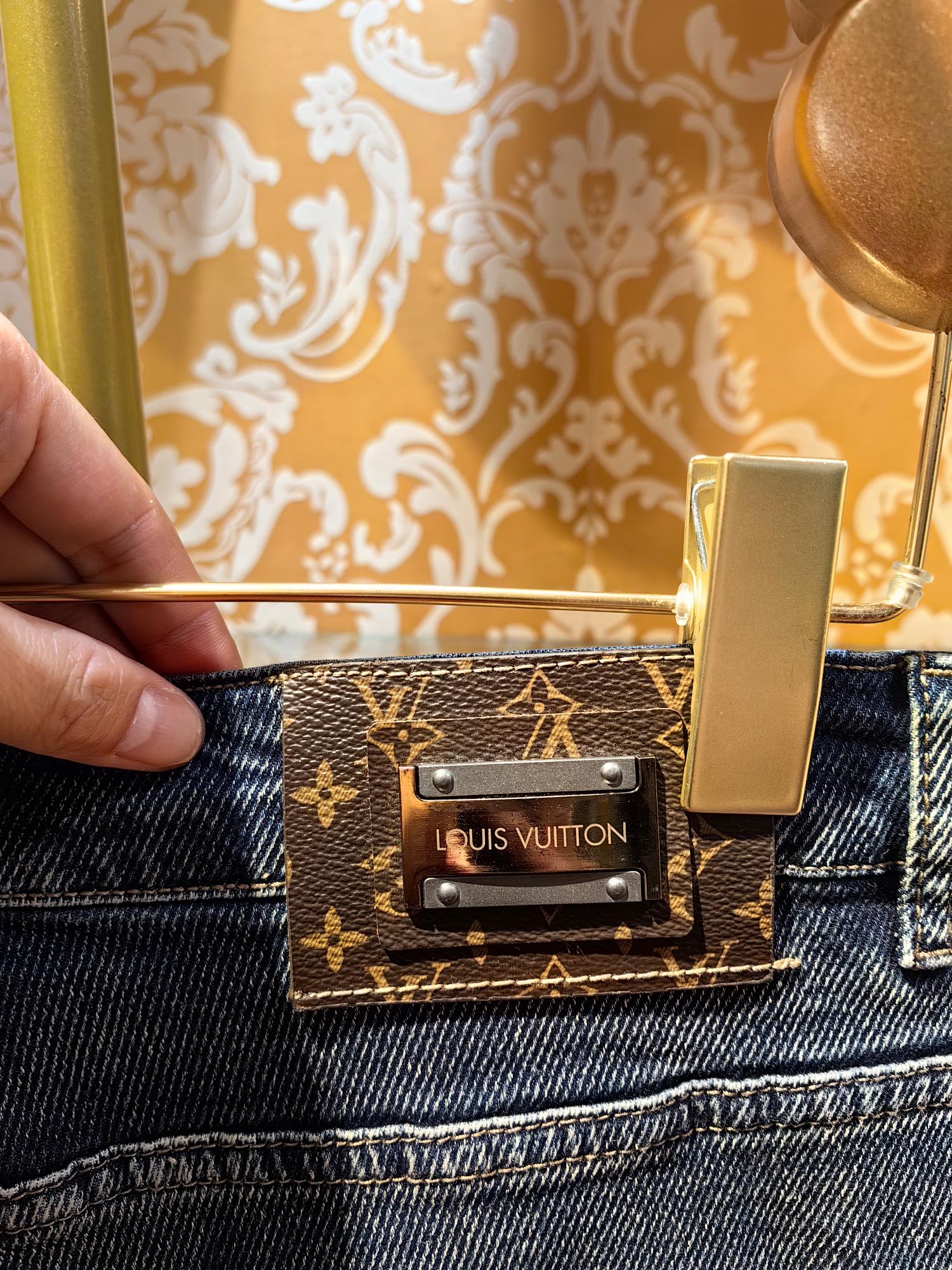 Louis Vuittonクラシックロゴデニムパンツ - 高級感あふれるスタイル