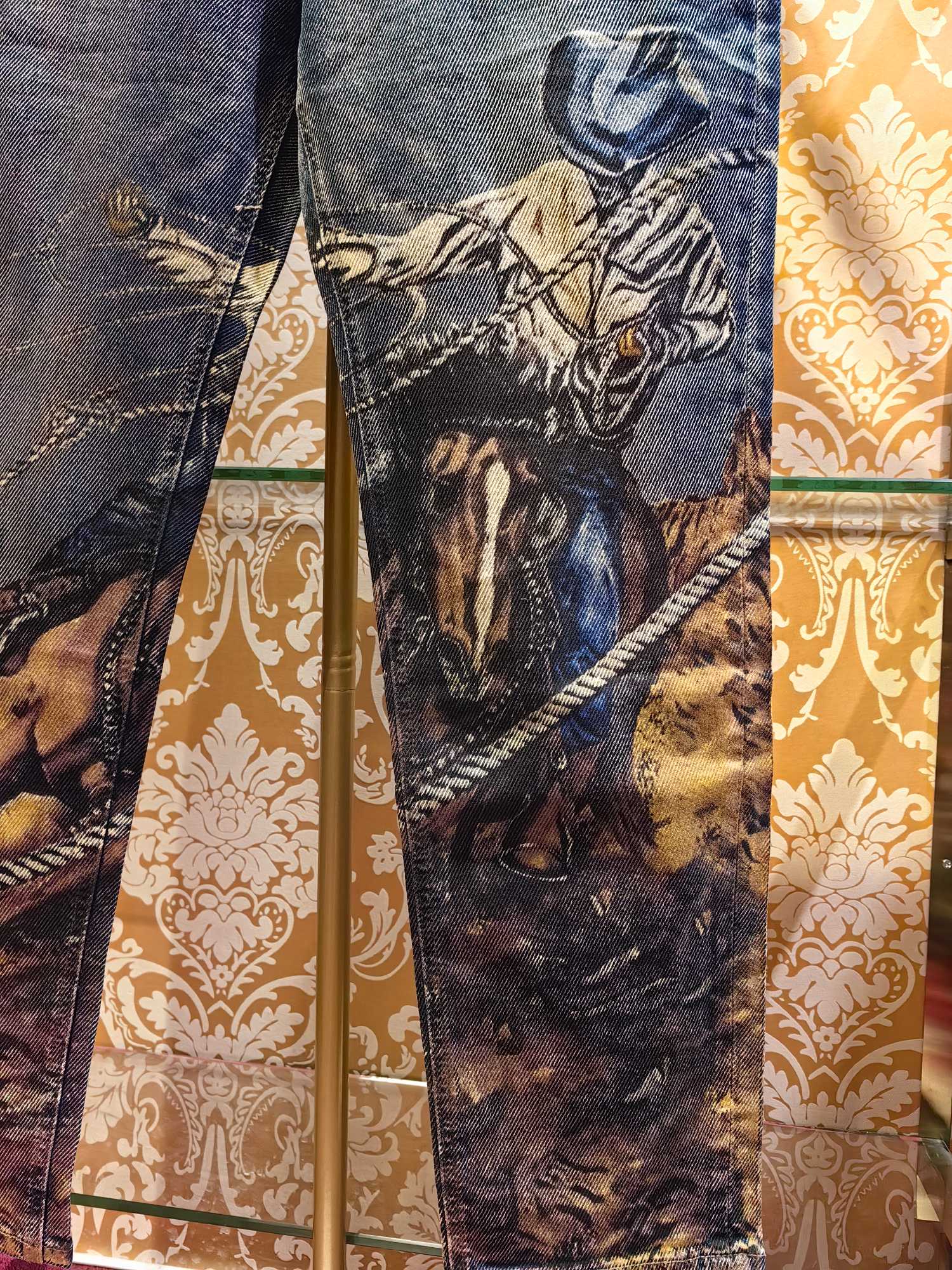 Louis Vuittonクラシックロゴデニムパンツ - 高級感あふれるスタイル