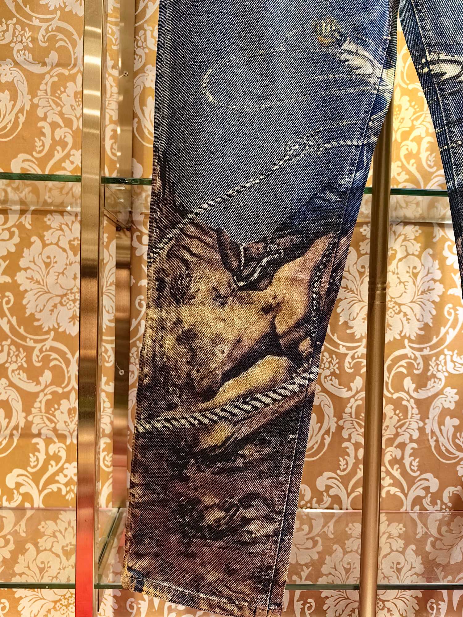 Louis Vuittonクラシックロゴデニムパンツ - 高級感あふれるスタイル