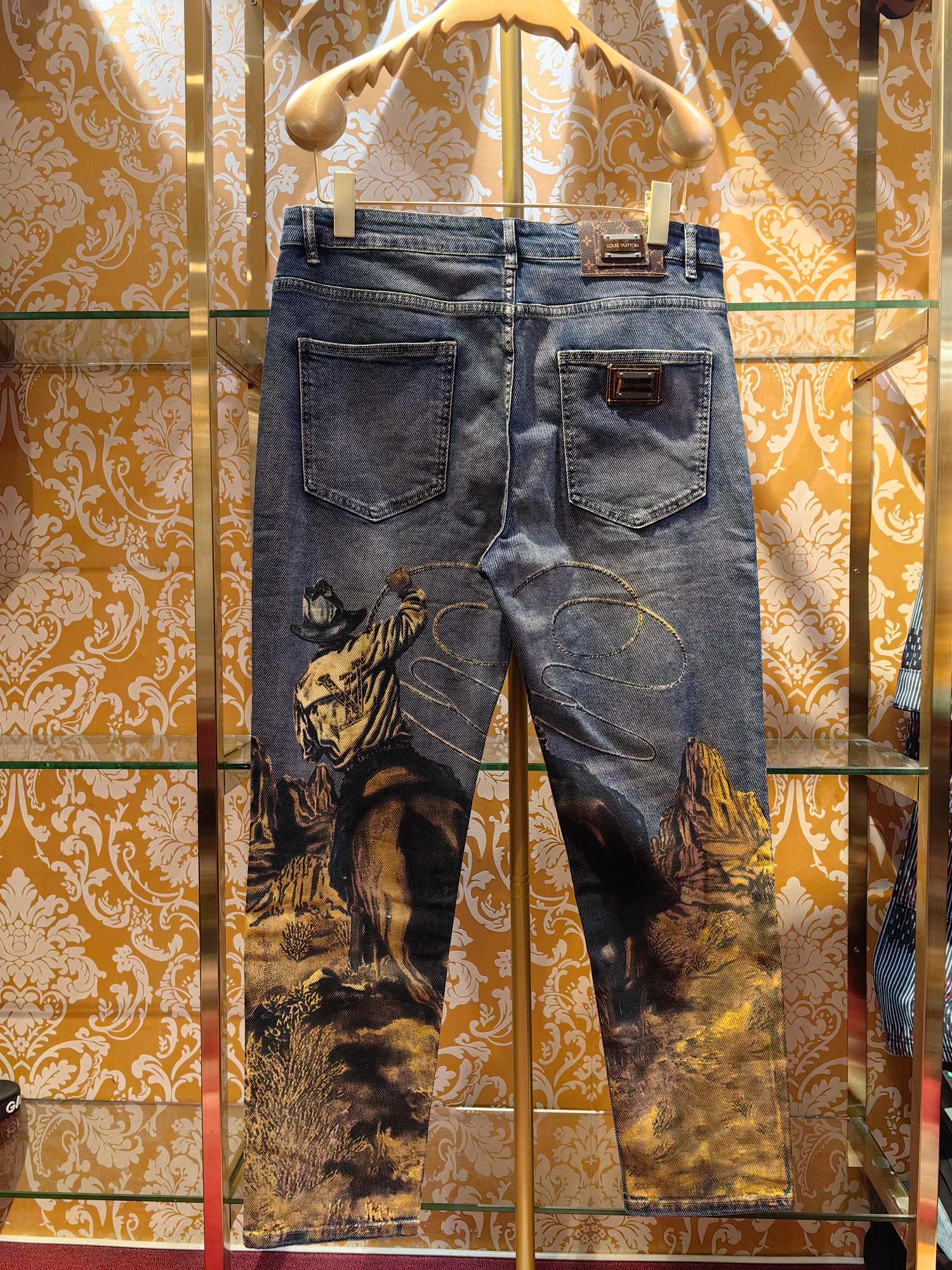 Louis Vuittonクラシックロゴデニムパンツ - 高級感あふれるスタイル