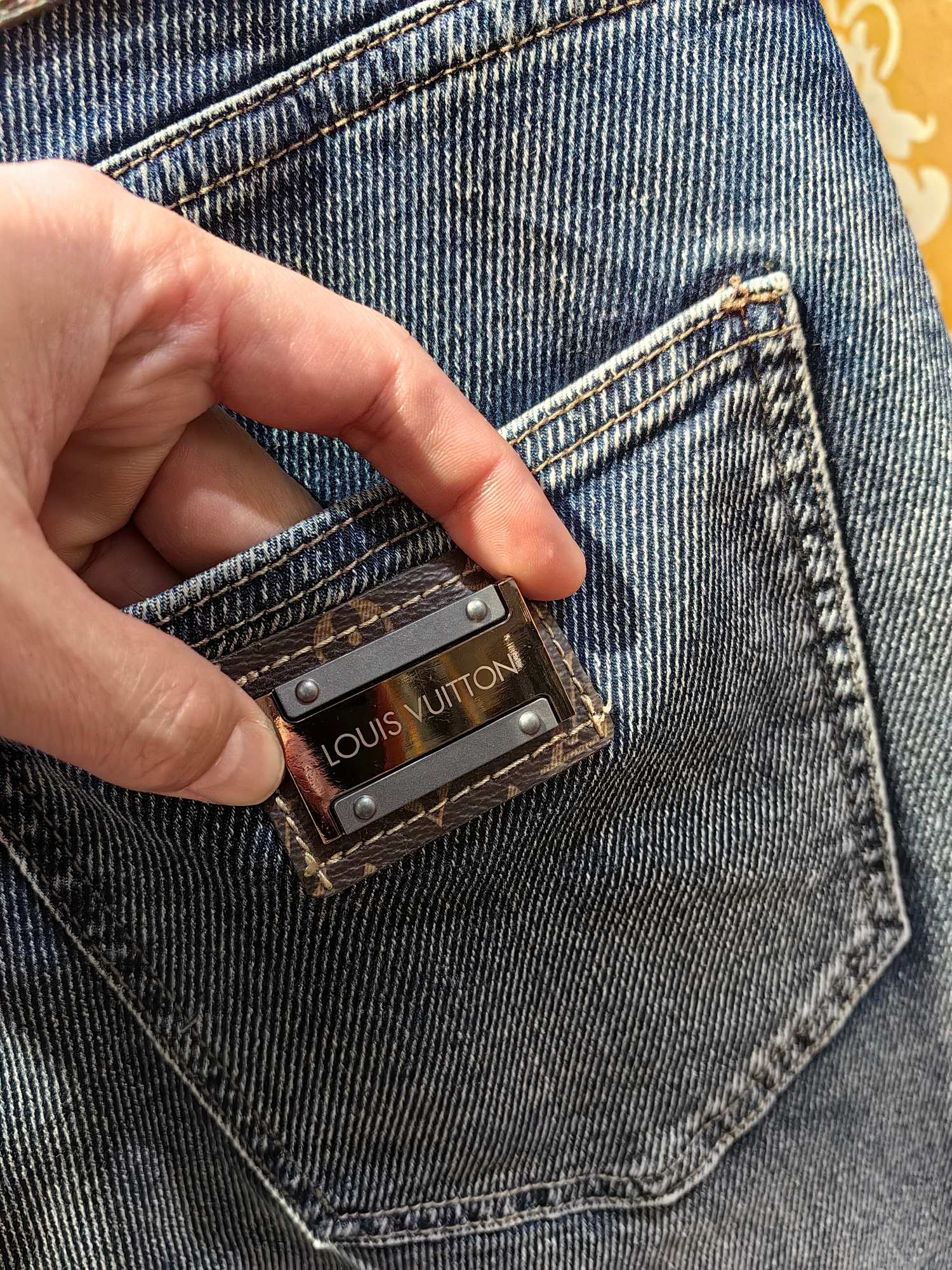 Louis Vuittonクラシックロゴデニムパンツ - 高級感あふれるスタイル