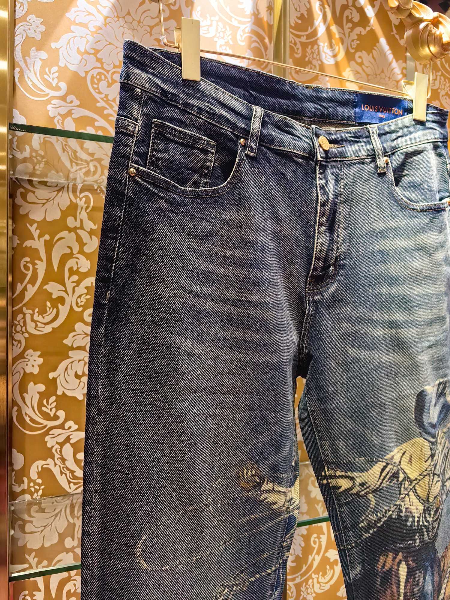 Louis Vuittonクラシックロゴデニムパンツ - 高級感あふれるスタイル