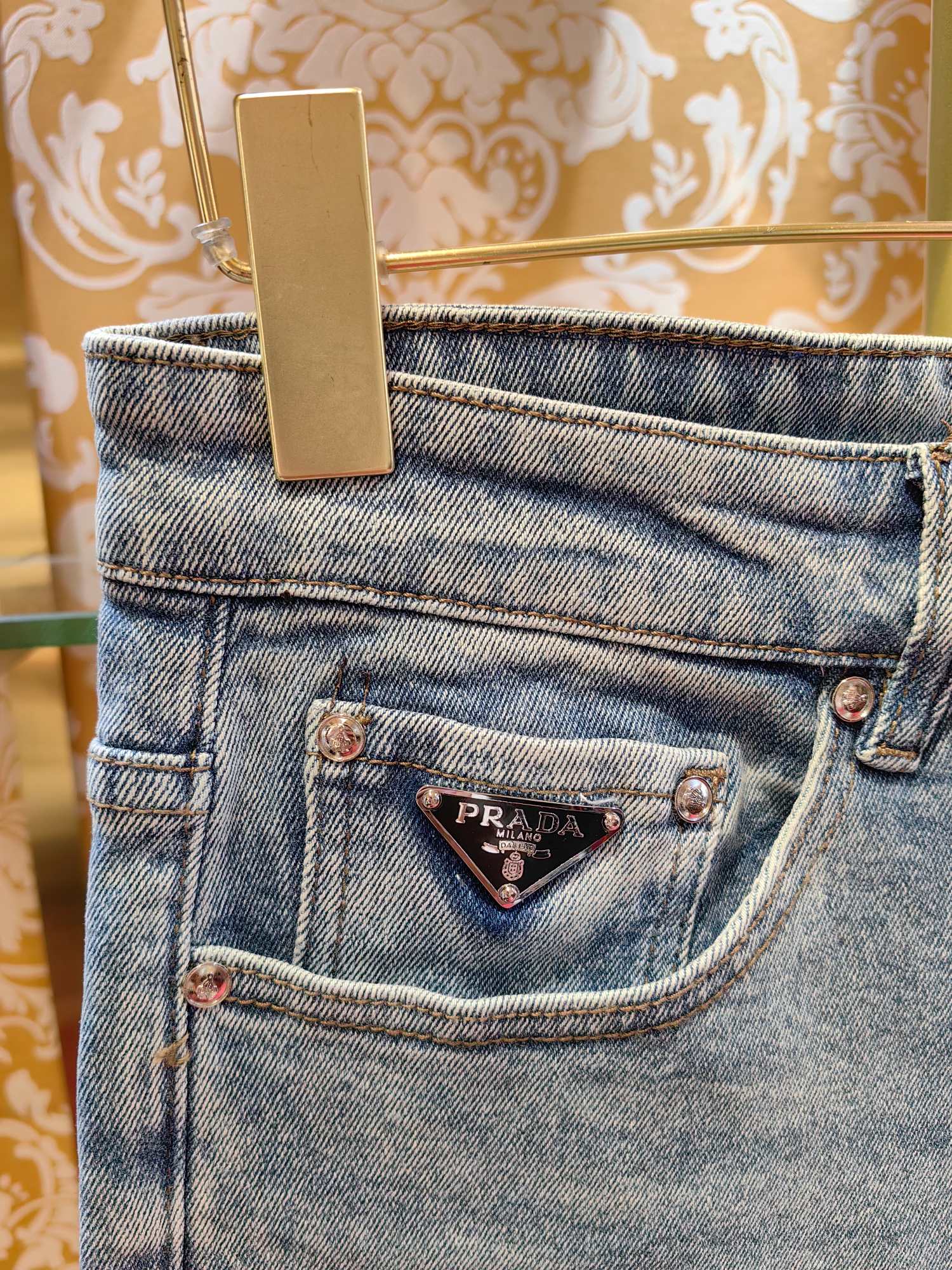 PRADA p400 经典logo牛仔裤 水洗休闲版