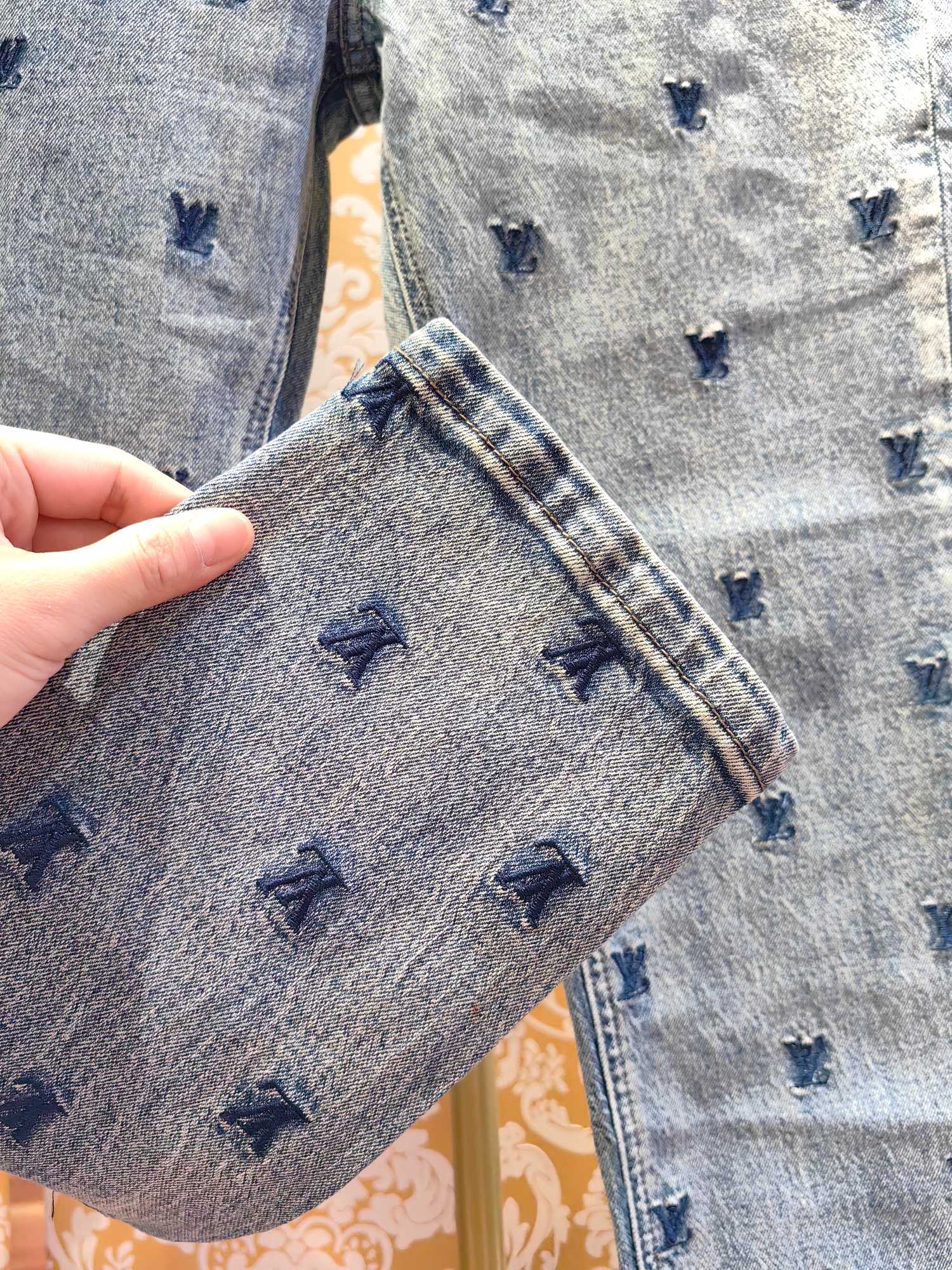 Louis Vuittonクラシックロゴデニムパンツ - 高品質・快適なフィット感