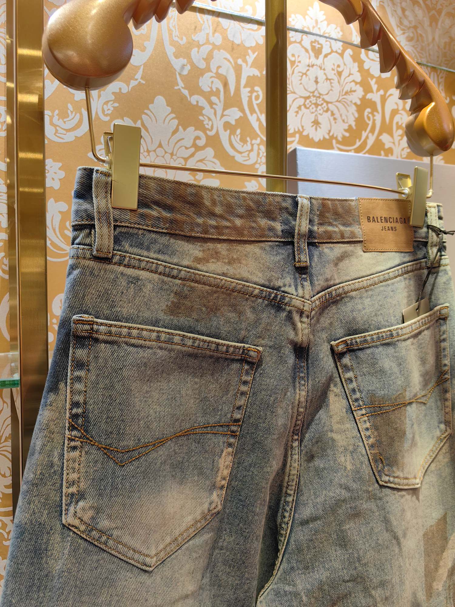 Balenciaga P400 牛仔水仔裤 - 高級感あふれる独自の工芸