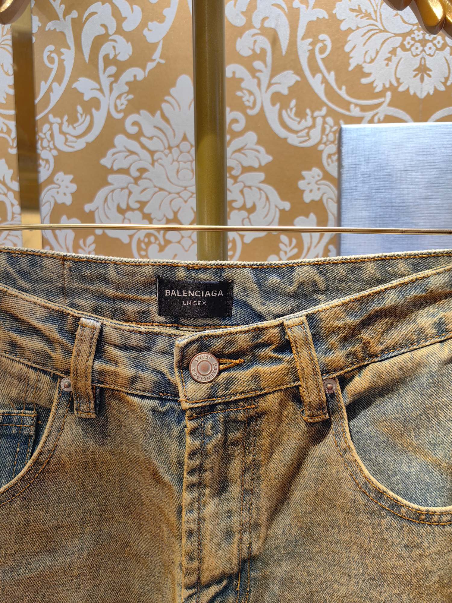 Balenciaga P400 牛仔水仔裤 - 独特な手工做旧仕上げ