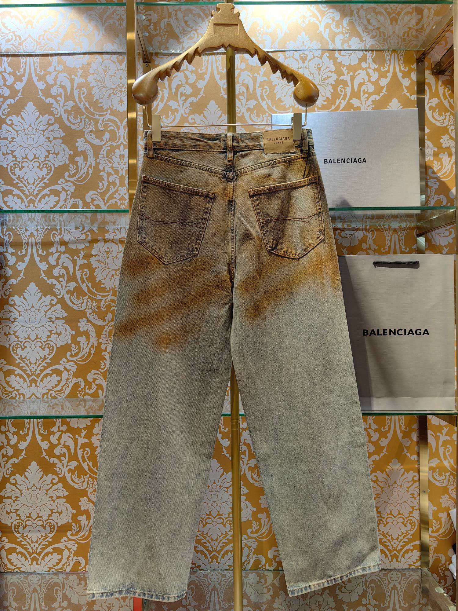 Balenciaga P400 牛仔水仔裤 - 独特な手工做旧仕上げ