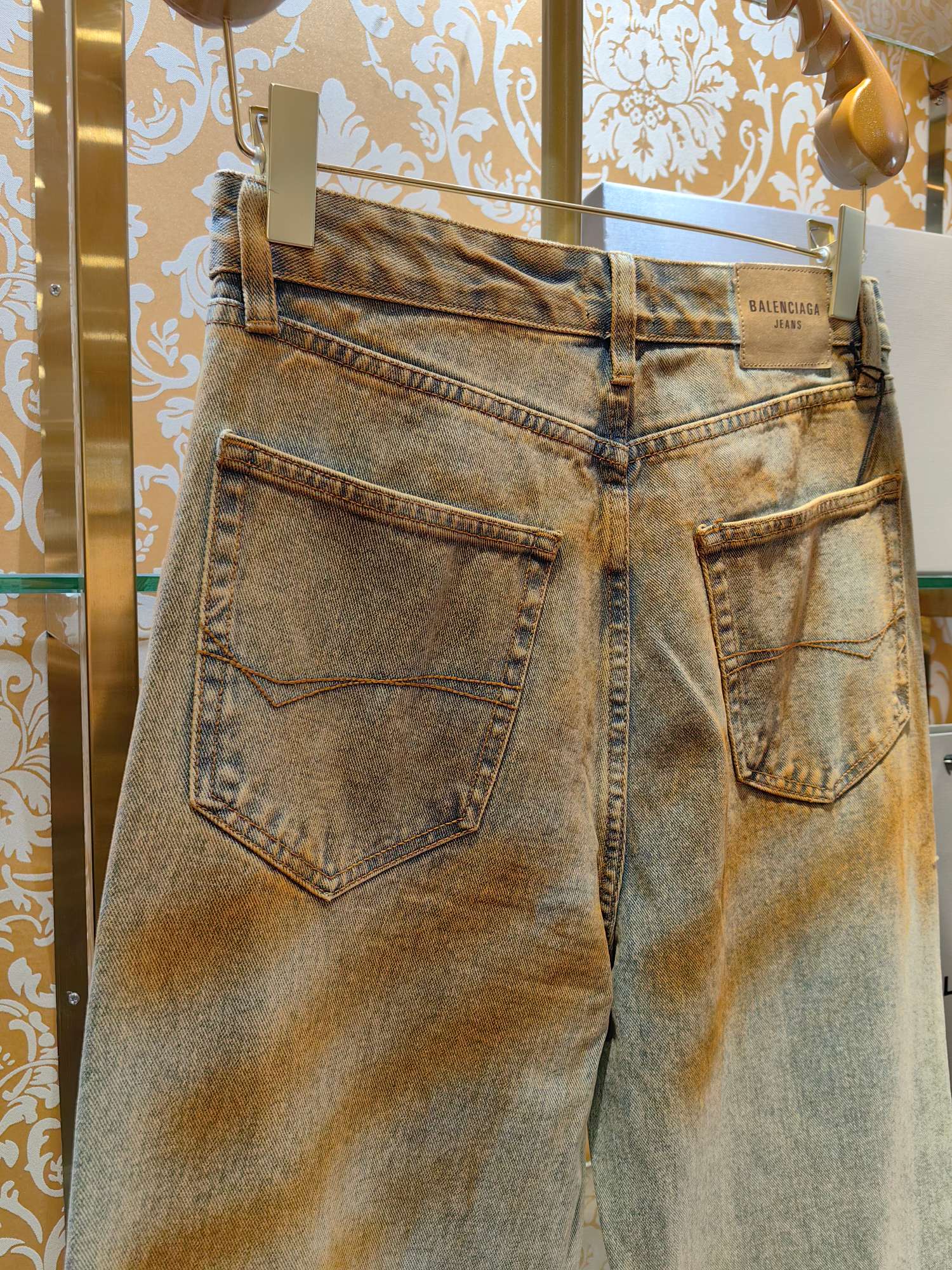 Balenciaga P400 牛仔水仔裤 - 独特な手工做旧仕上げ
