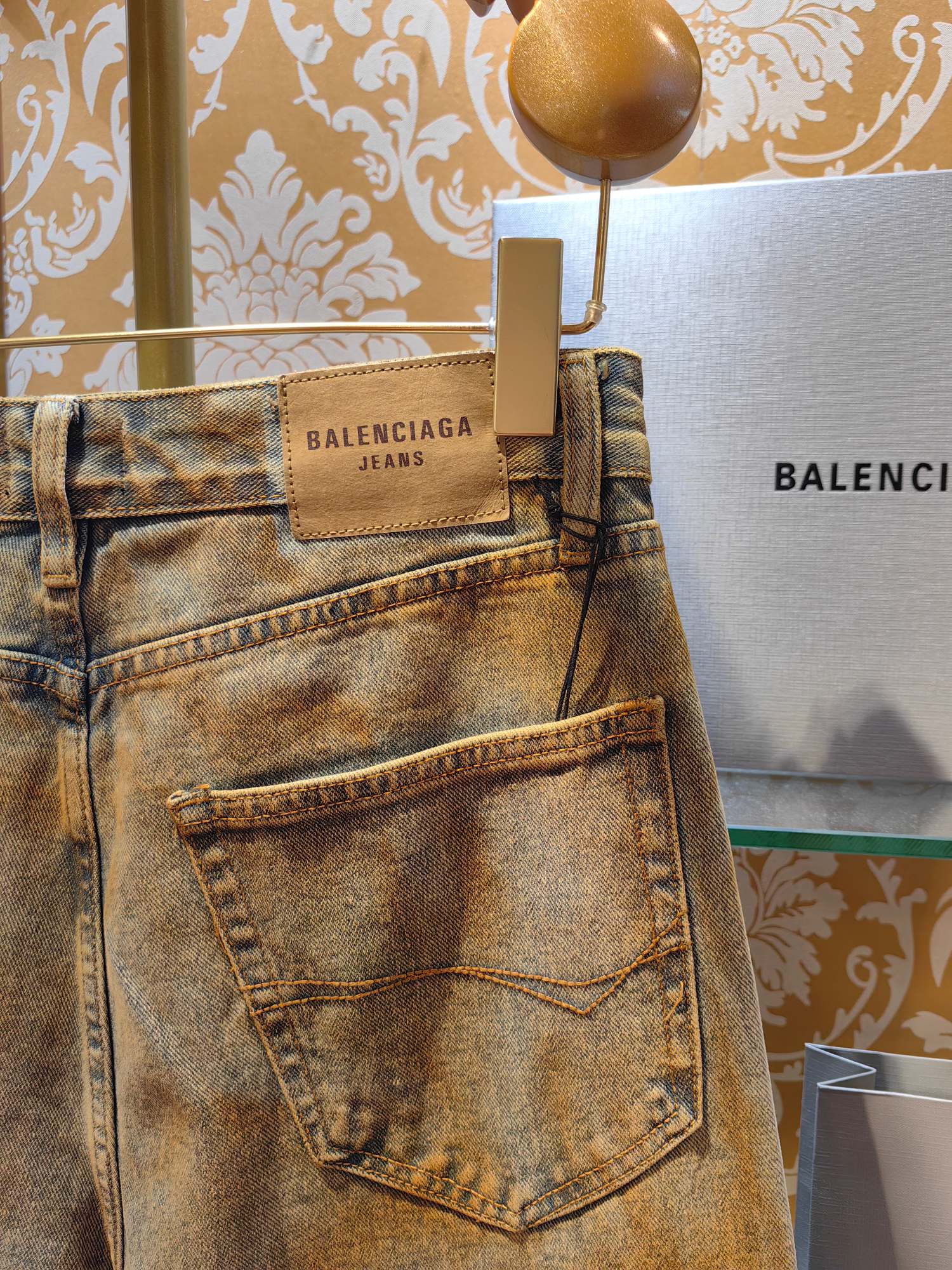 Balenciaga P400 牛仔水仔裤 - 独特な手工做旧仕上げ