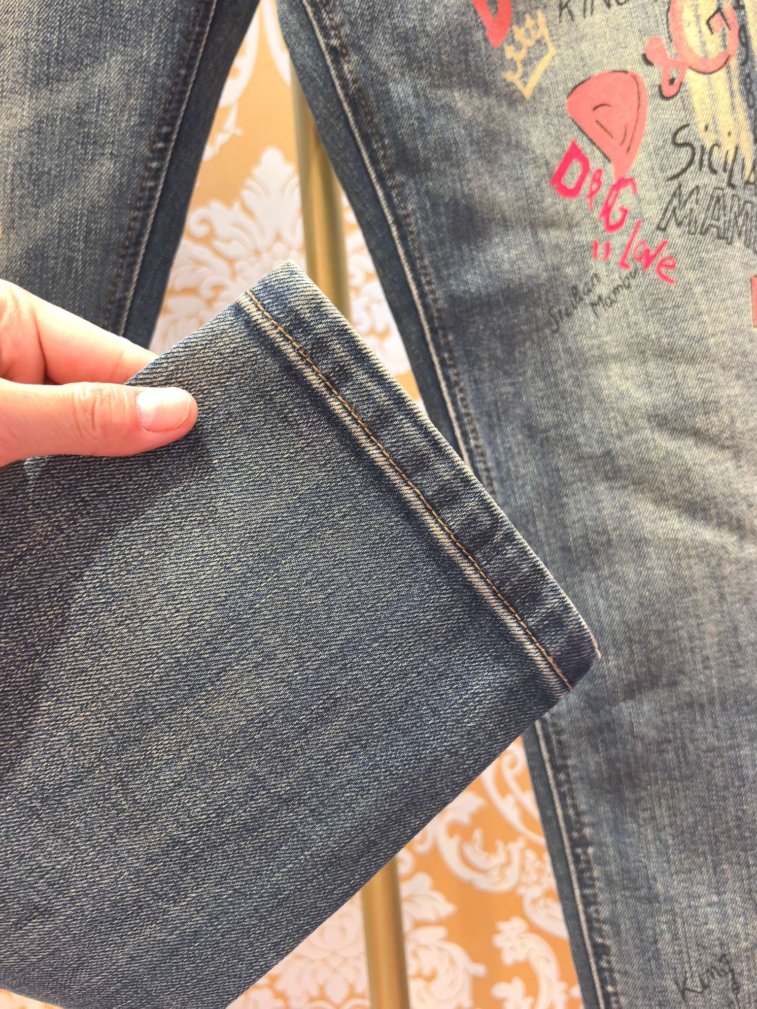 ドルチェ ガッバーナ ジーンズ DG ロゴ ペイントデザイン