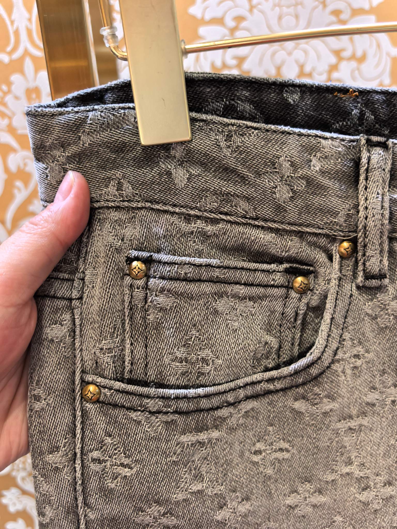 Louis Vuitton P400 牛仔裤 - 高級感溢れるデザイン