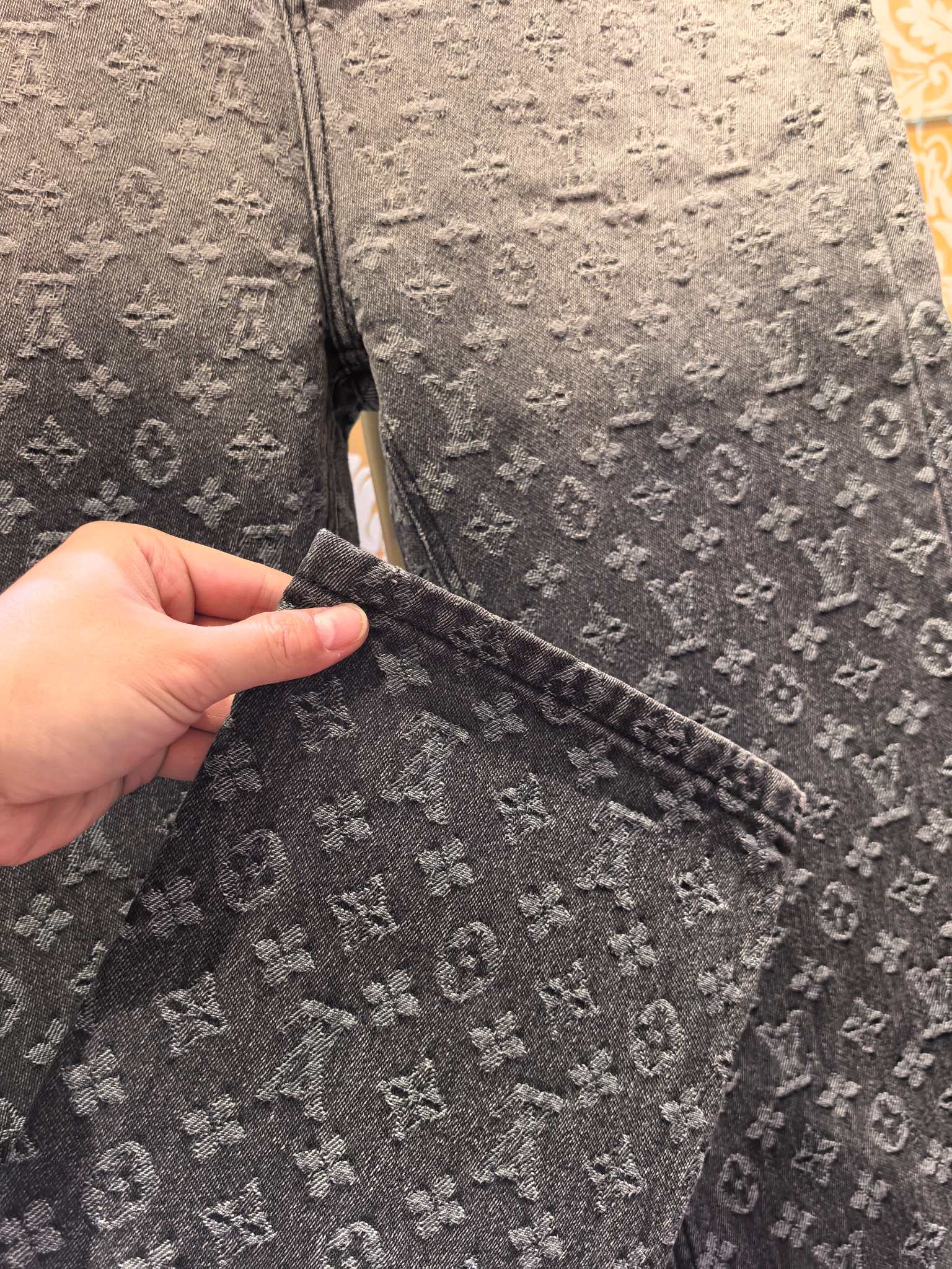 Louis Vuitton P400 牛仔裤 - 高級感溢れるデザイン