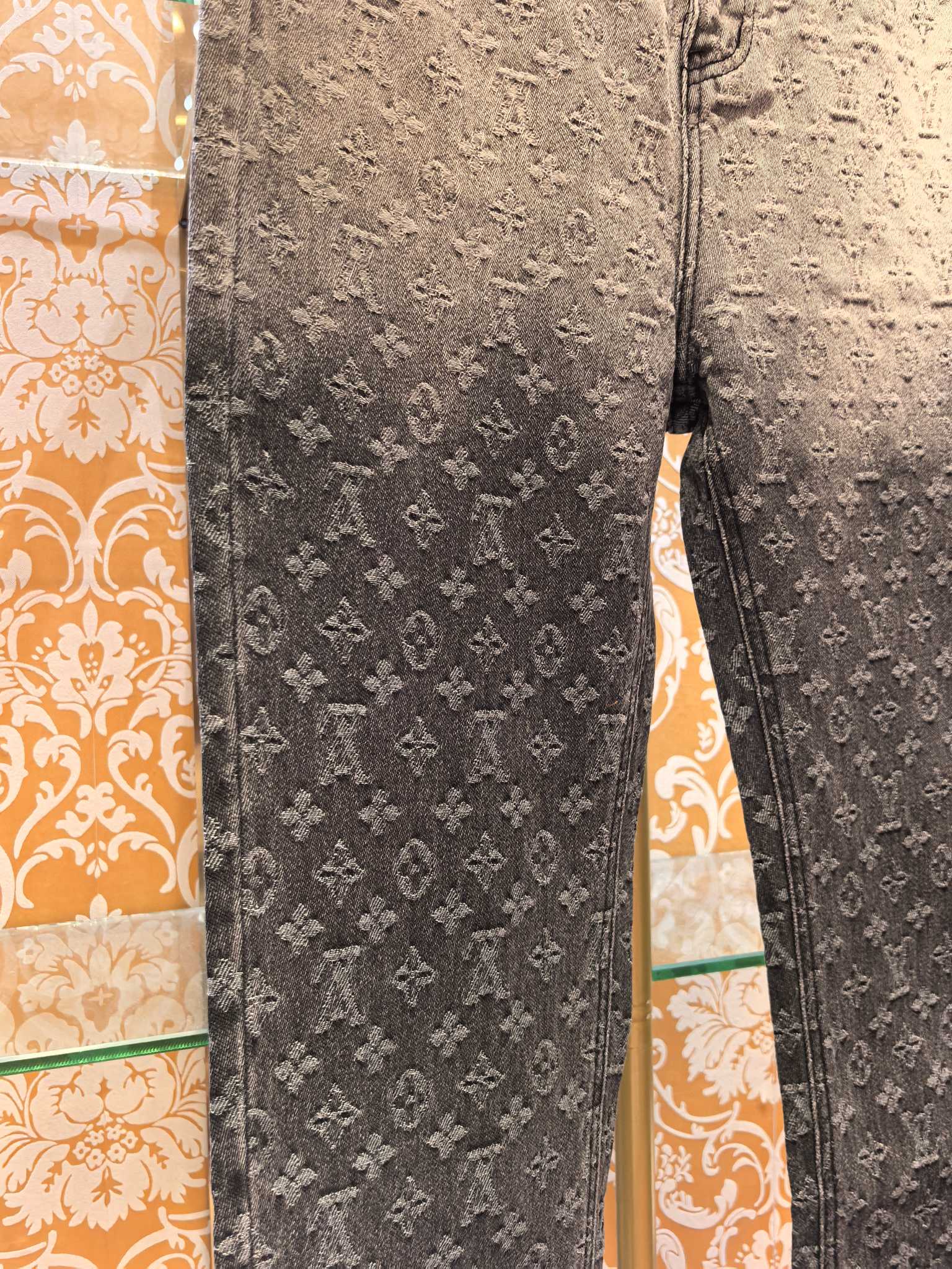 Louis Vuitton P400 牛仔裤 - 高級感溢れるデザイン