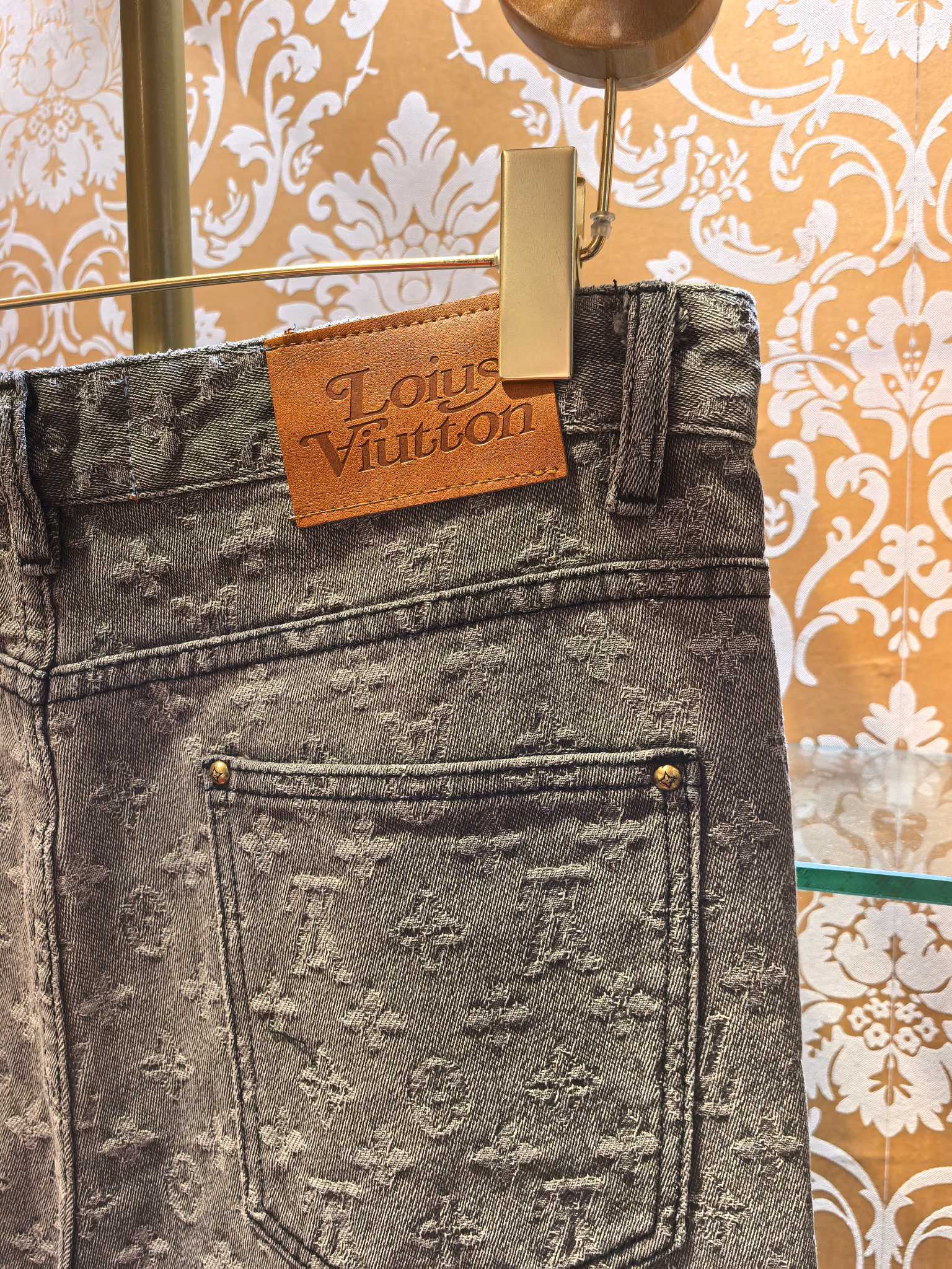 Louis Vuitton P400 牛仔裤 - 高級感溢れるデザイン