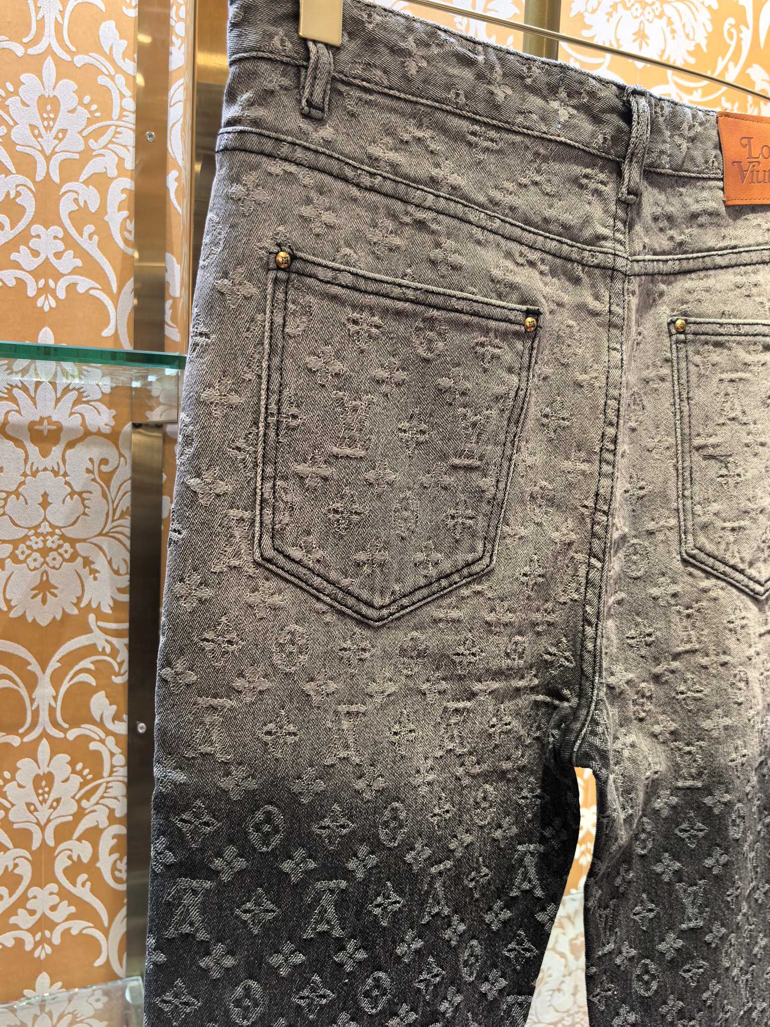 Louis Vuitton P400 牛仔裤 - 高級感溢れるデザイン