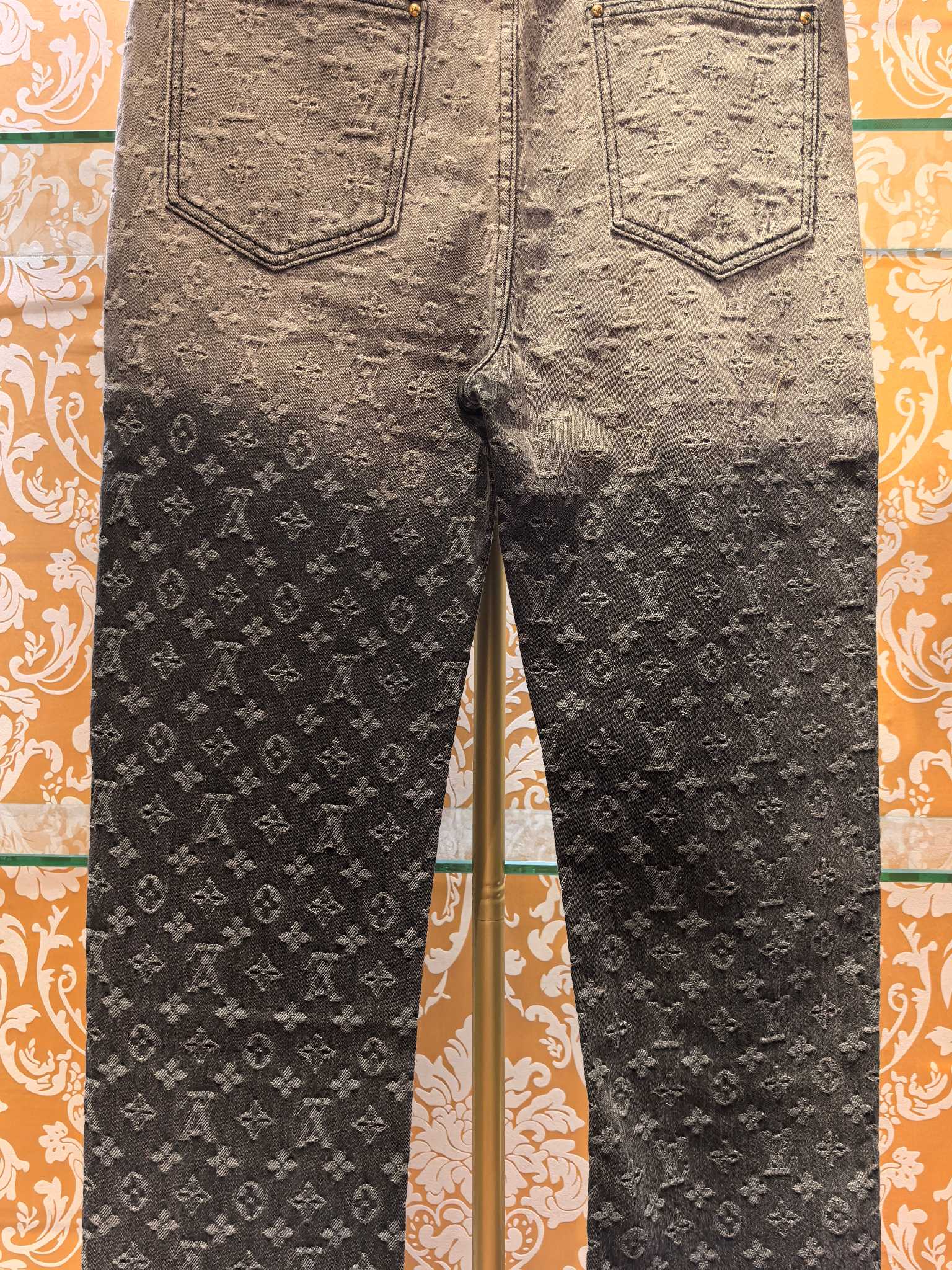 Louis Vuitton P400 牛仔裤 - 高級感溢れるデザイン