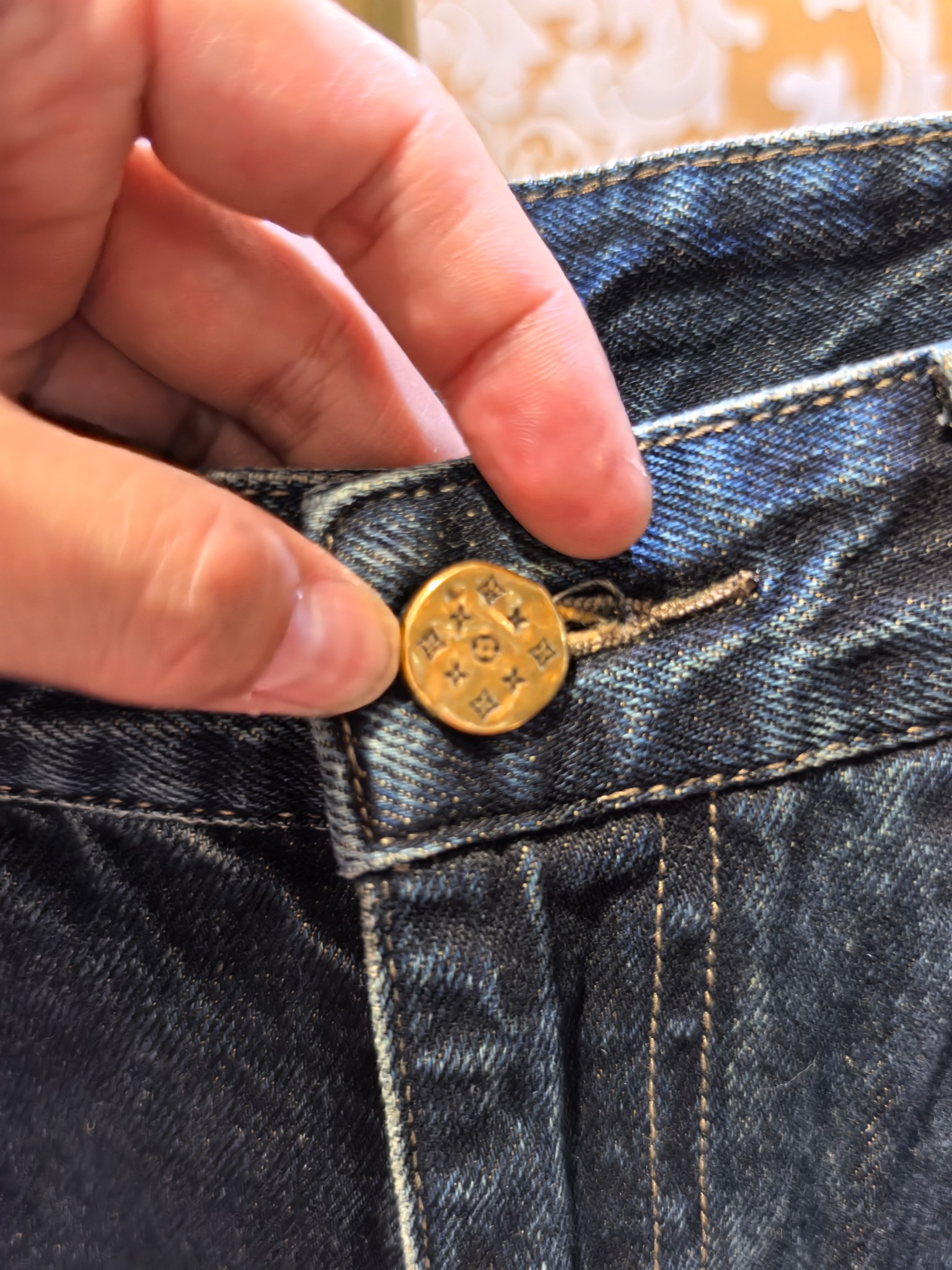 ルイ・ヴィトン p400 牛仔裤 - 压花デザインと高級感溢れる仕上がり