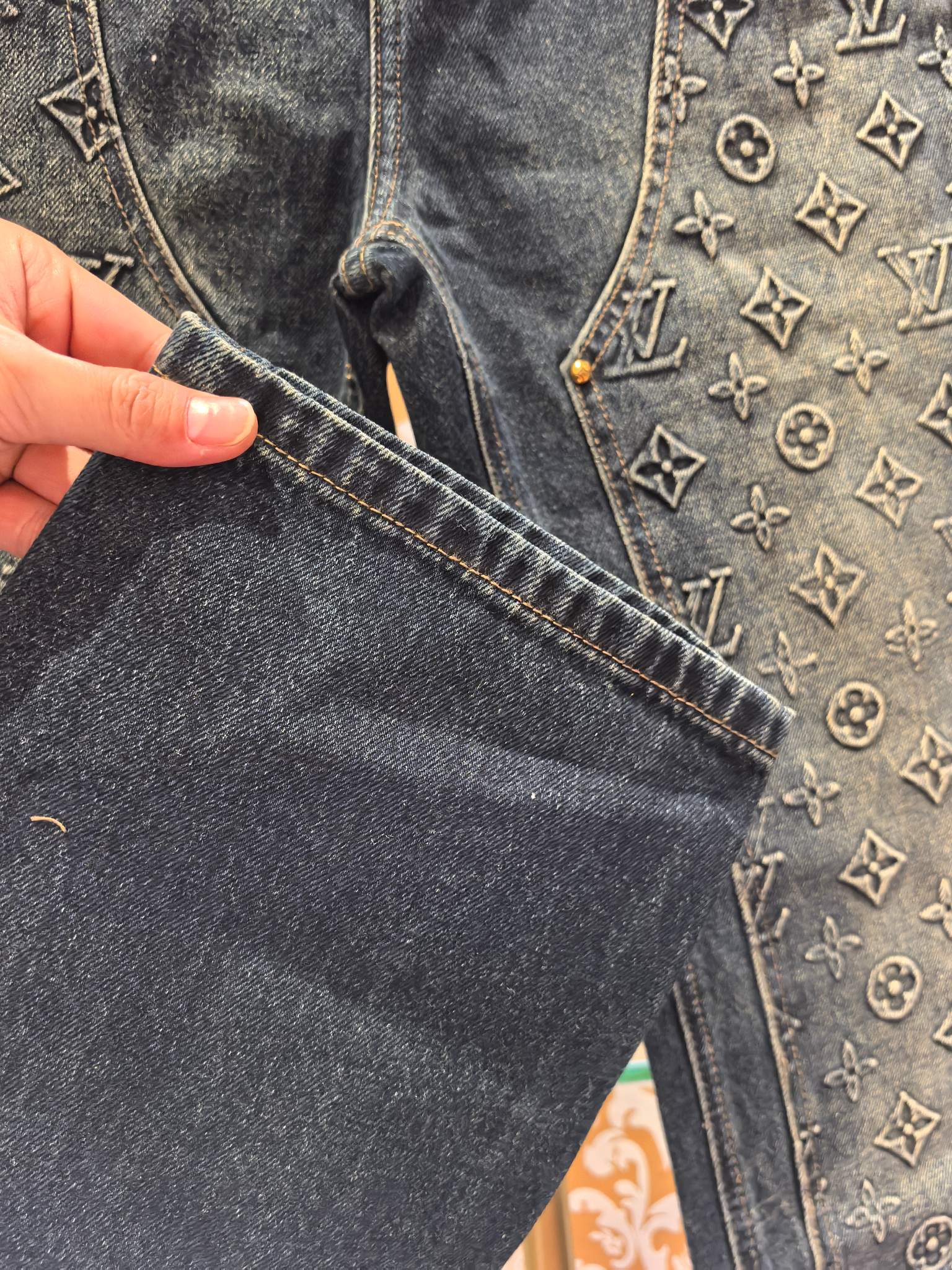 ルイ・ヴィトン p400 牛仔裤 - 压花デザインと高級感溢れる仕上がり