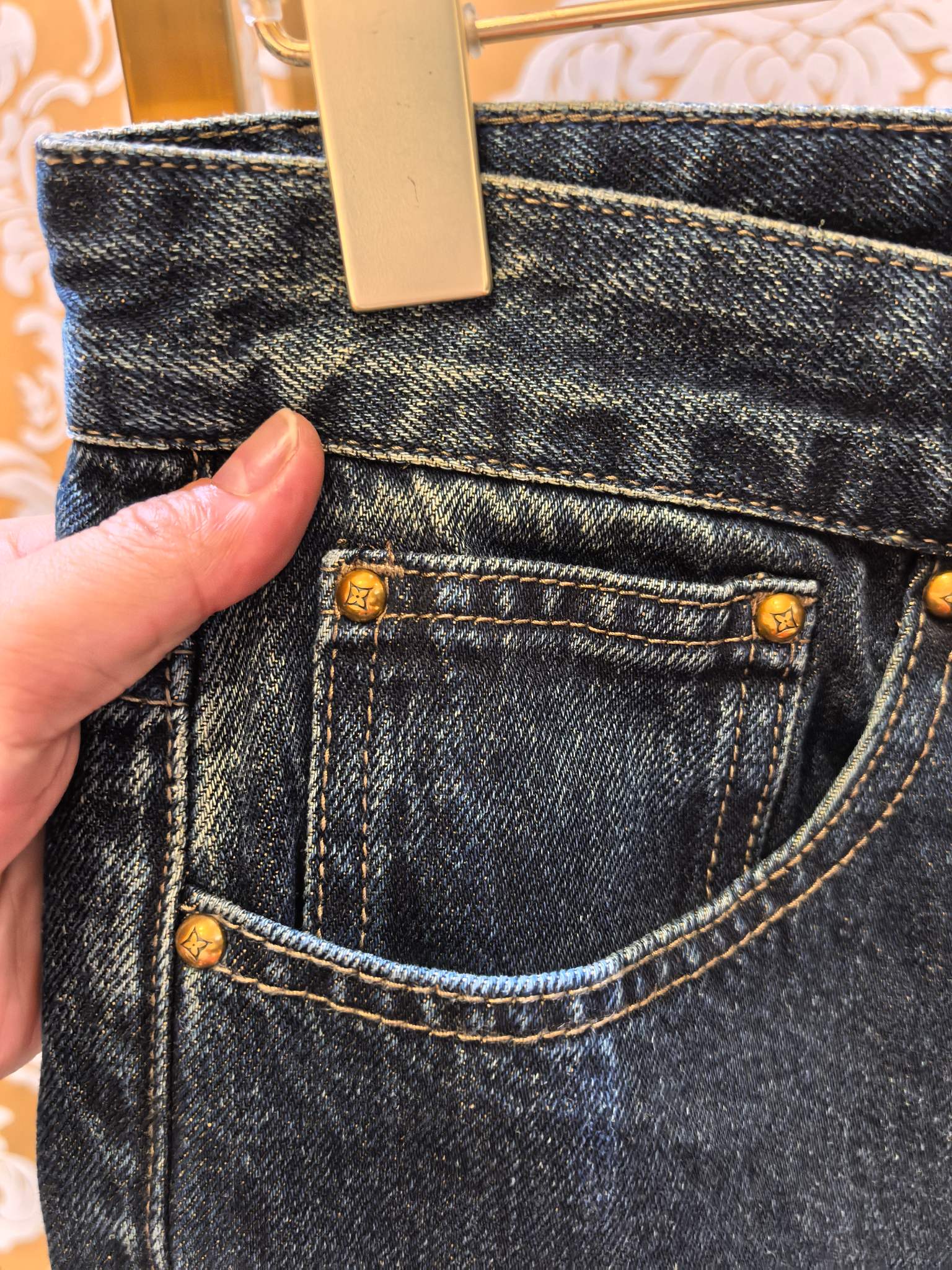 ルイ・ヴィトン p400 牛仔裤 - 压花デザインと高級感溢れる仕上がり
