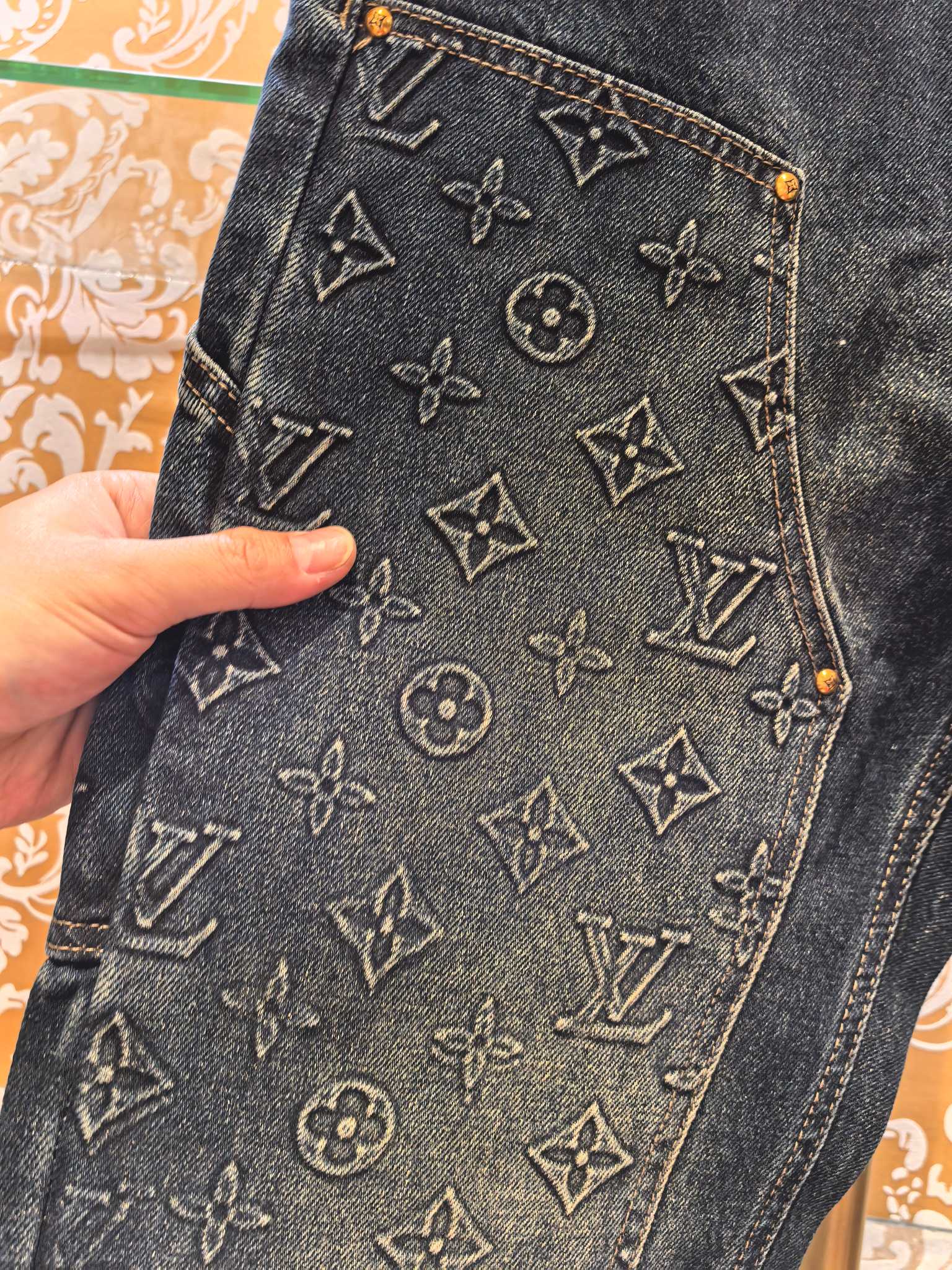 ルイ・ヴィトン p400 牛仔裤 - 压花デザインと高級感溢れる仕上がり