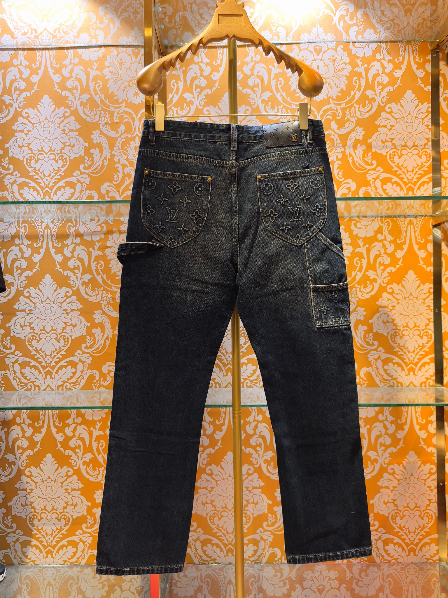ルイ・ヴィトン p400 牛仔裤 - 压花デザインと高級感溢れる仕上がり