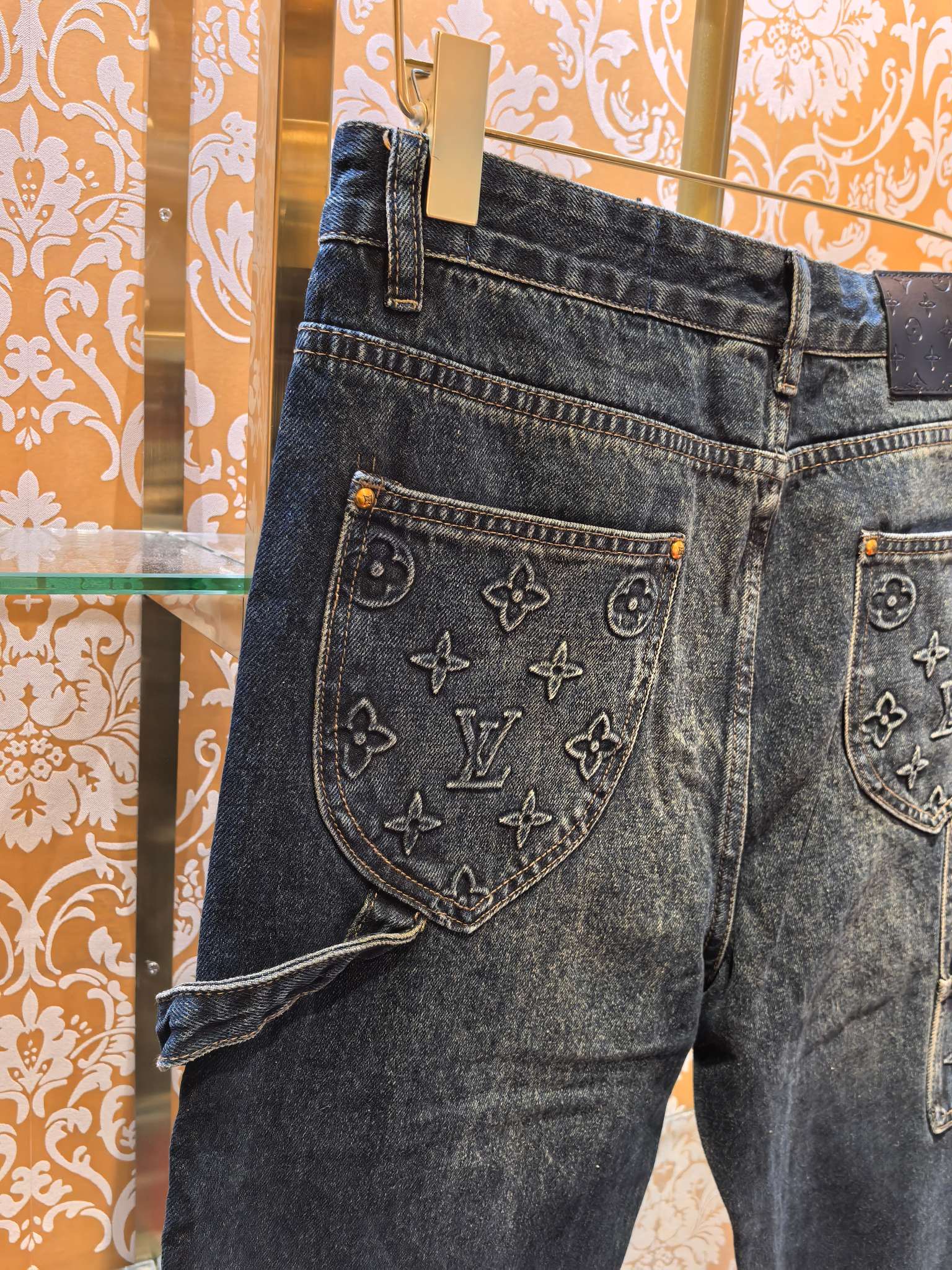 ルイ・ヴィトン p400 牛仔裤 - 压花デザインと高級感溢れる仕上がり