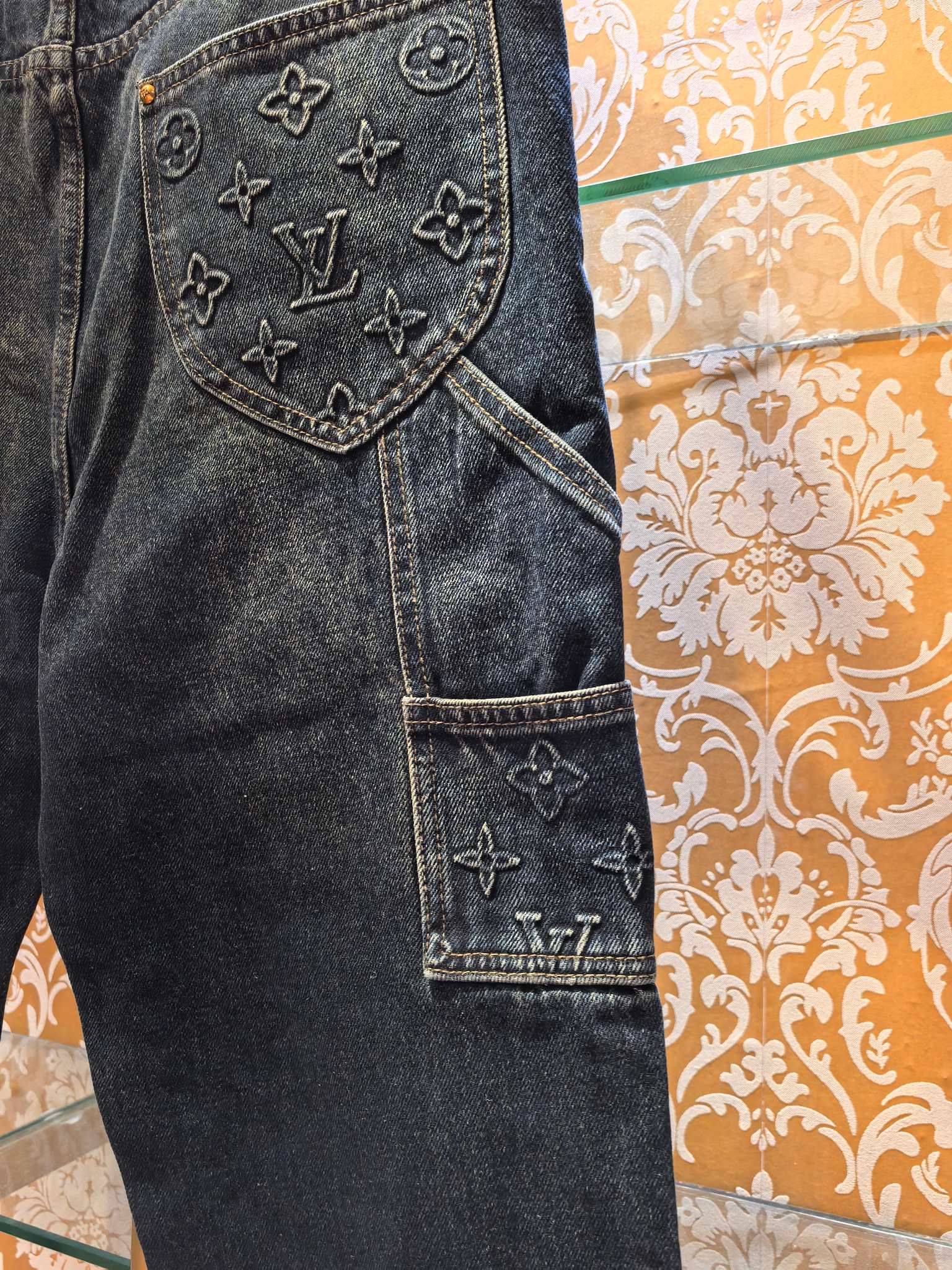 ルイ・ヴィトン p400 牛仔裤 - 压花デザインと高級感溢れる仕上がり