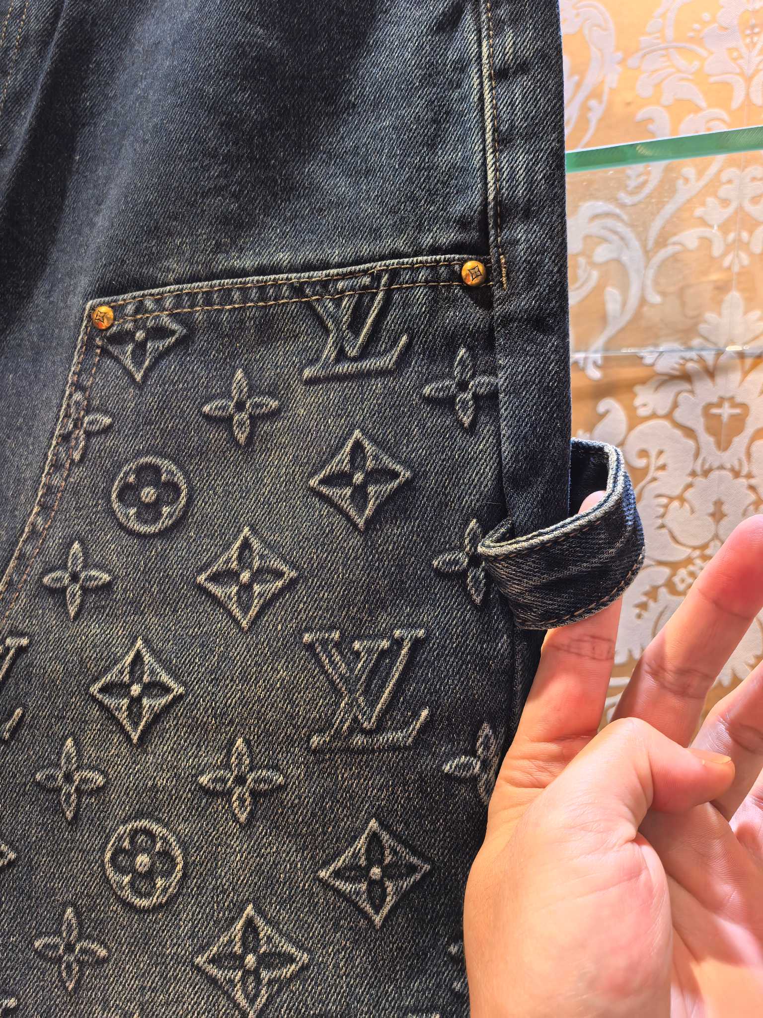 ルイ・ヴィトン p400 牛仔裤 - 压花デザインと高級感溢れる仕上がり