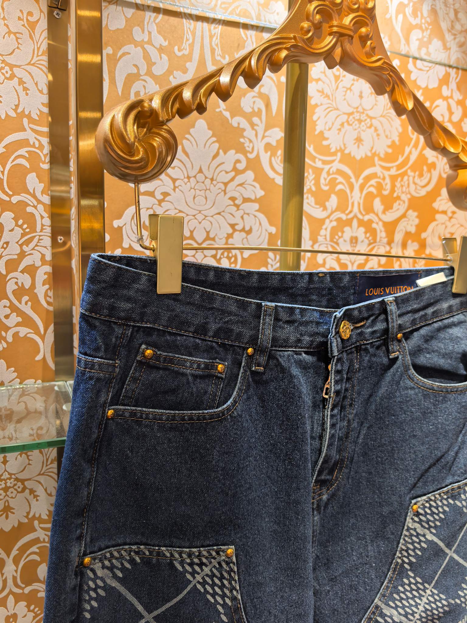 Louis Vuitton P400 牛仔裤・高級感溢れるデザイン