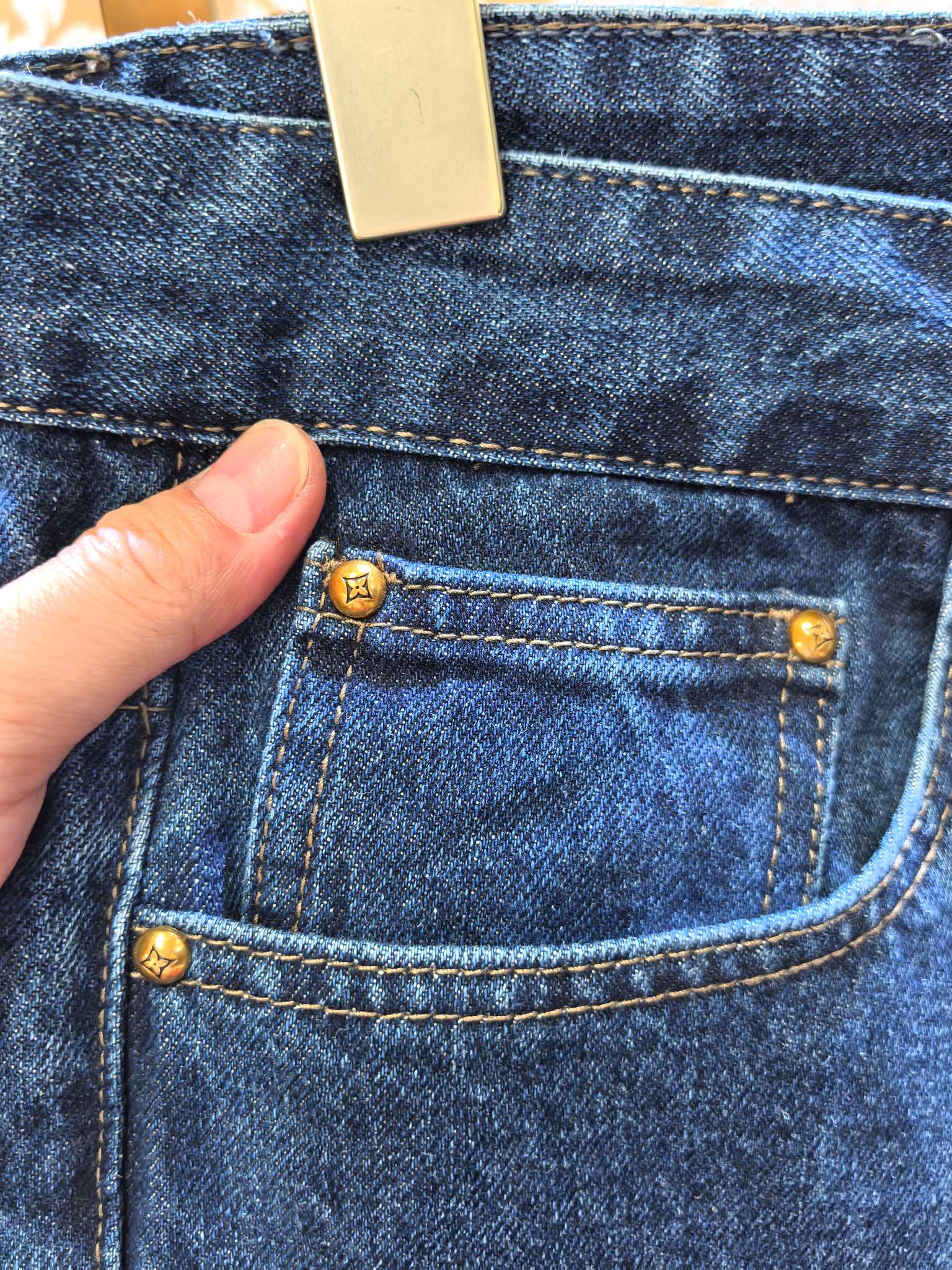 Louis Vuitton P400 牛仔裤・高級感溢れるデザイン