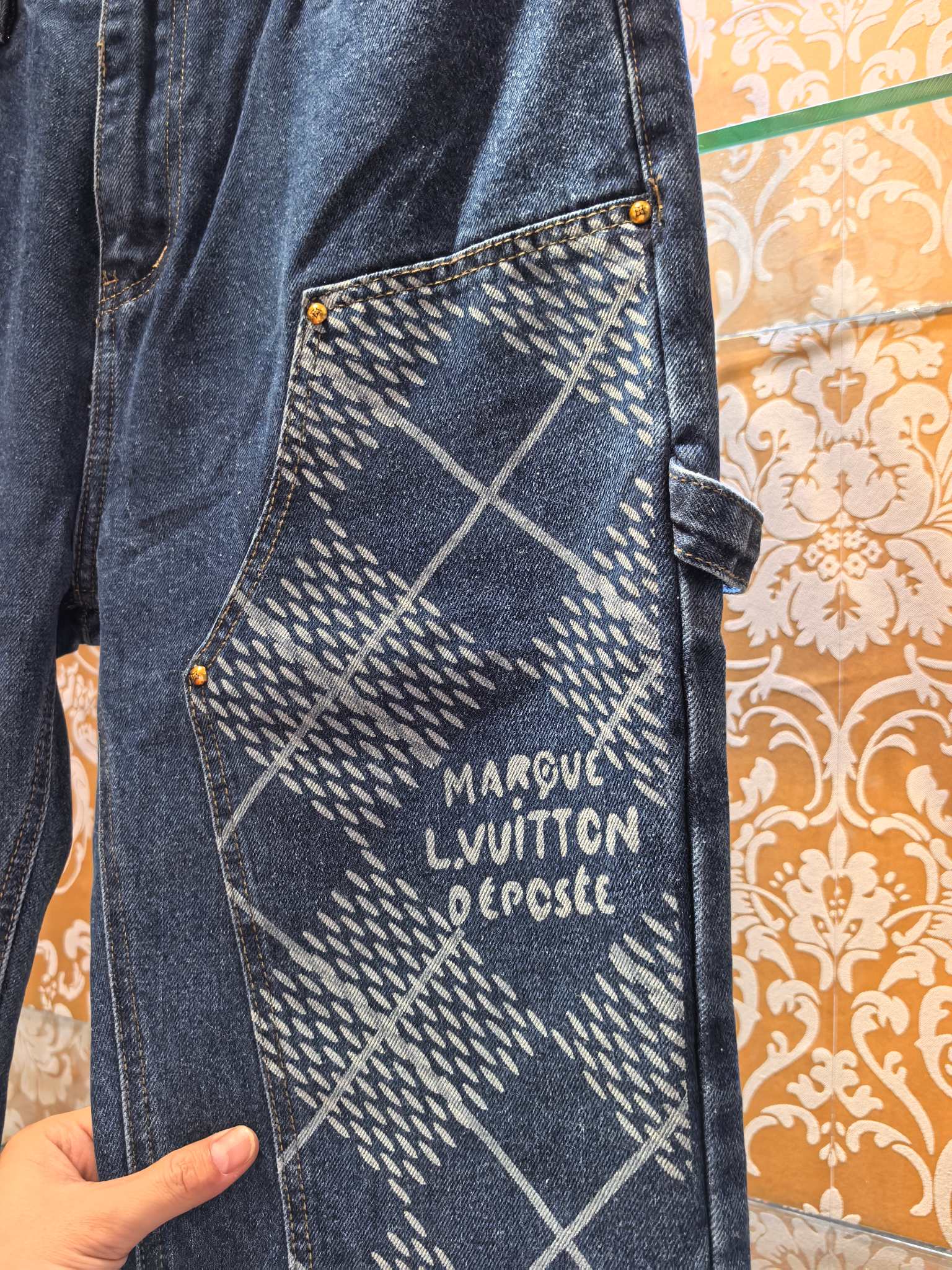 Louis Vuitton P400 牛仔裤・高級感溢れるデザイン