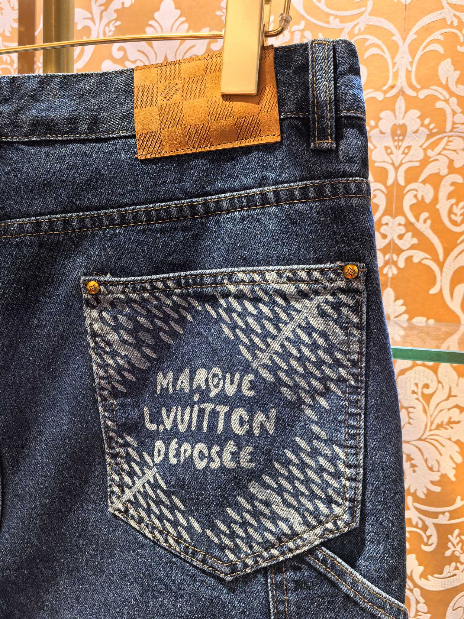 Louis Vuitton P400 牛仔裤・高級感溢れるデザイン