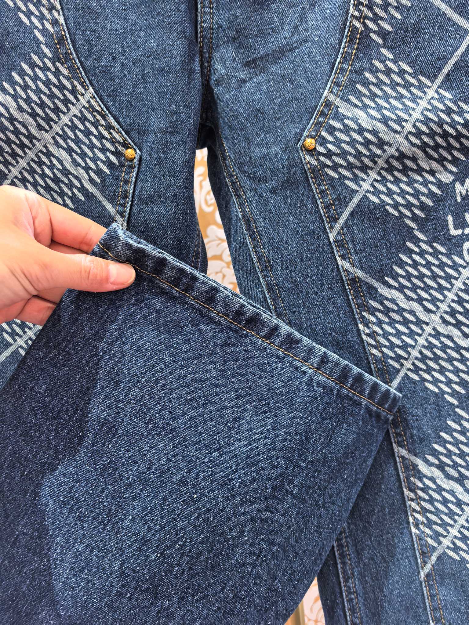 Louis Vuitton P400 牛仔裤・高級感溢れるデザイン