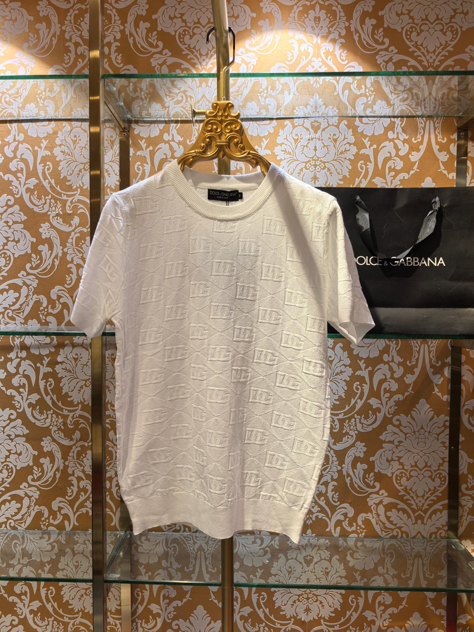 NO:786773,Counter synchronization & 2026/ss new knitted sweater DG jacquard The fabric is perfectly made with 14 needles of imported machines. The counter restores the spirit of the upper body one to one. Comfortable and breathable. Slim fit color. White. Code number 46 48 50 52, Dolce&Gabbana-clothing, Dolce&Gabbana,19860909专柜同步  & 2026/ss新款针织衫 DG提花 面料采用进口机器14针完美制作 专柜一比一还原 上身精神 舒适透气 修身版型 颜色 白色 码数 46 48 50 52,杜嘉班纳-服装,Dolce&Gabbana,,Women's clothing
