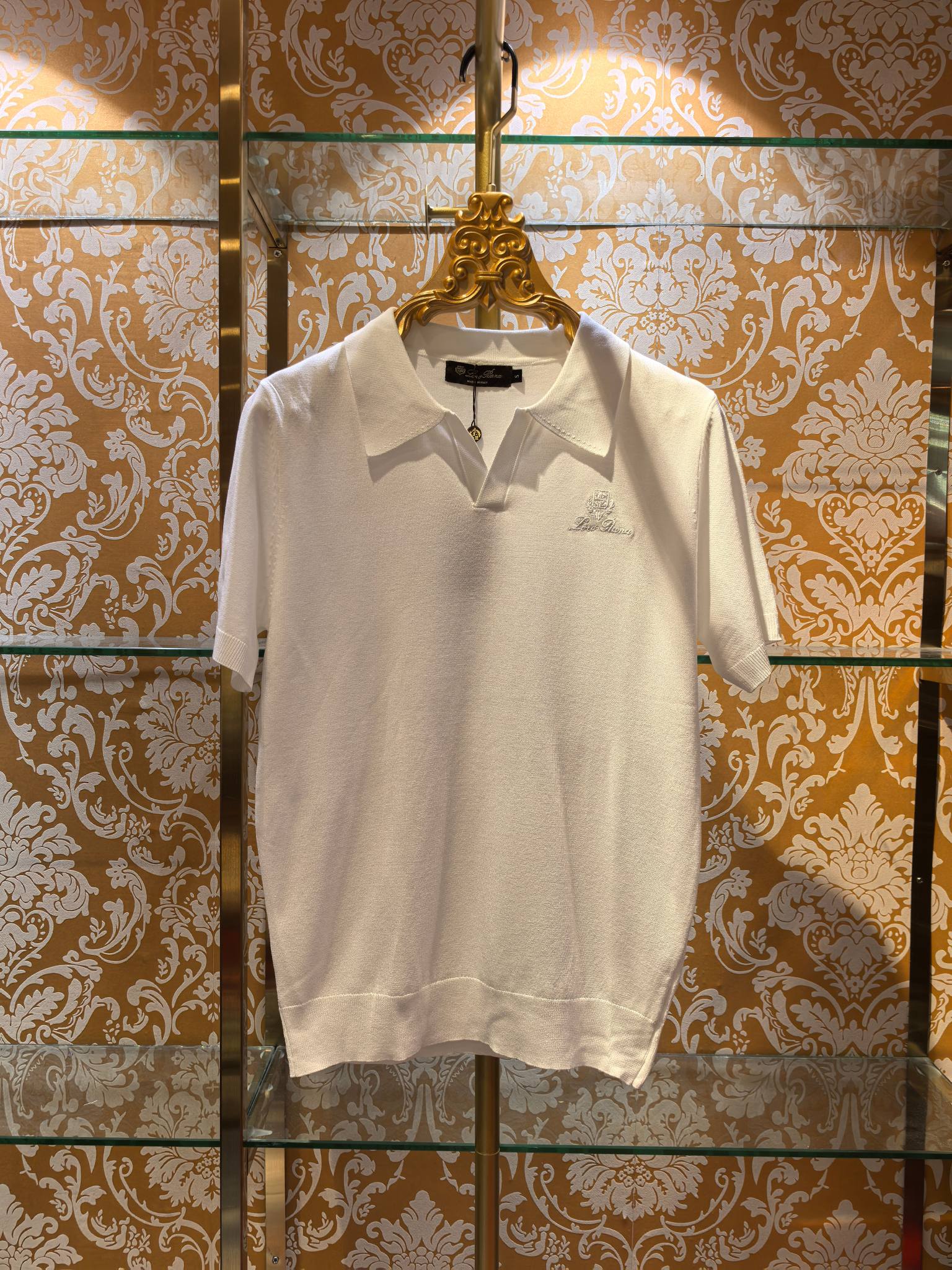 NO:786758,Counter synchronization Loro Piana 2026/ss new knitted sweater Loro Piana chest embroidery. The fabric is perfectly made with 14 needles of imported machines. The counter restores one-to-one upper body spirit. Comfortable and breathable. Slim fit. Color. White. Code number 46 48 50 52, men's clothing, loro piana,19860909专柜同步 Loro Piana 2026/ss新款针织衫 Loro Piana胸前绣花 面料采用进口机器14针完美制作 专柜一比一还原 上身精神 舒适透气 修身版型 颜色 白色 码数 46 48 50 52,男装,loro piana,,Women's clothing