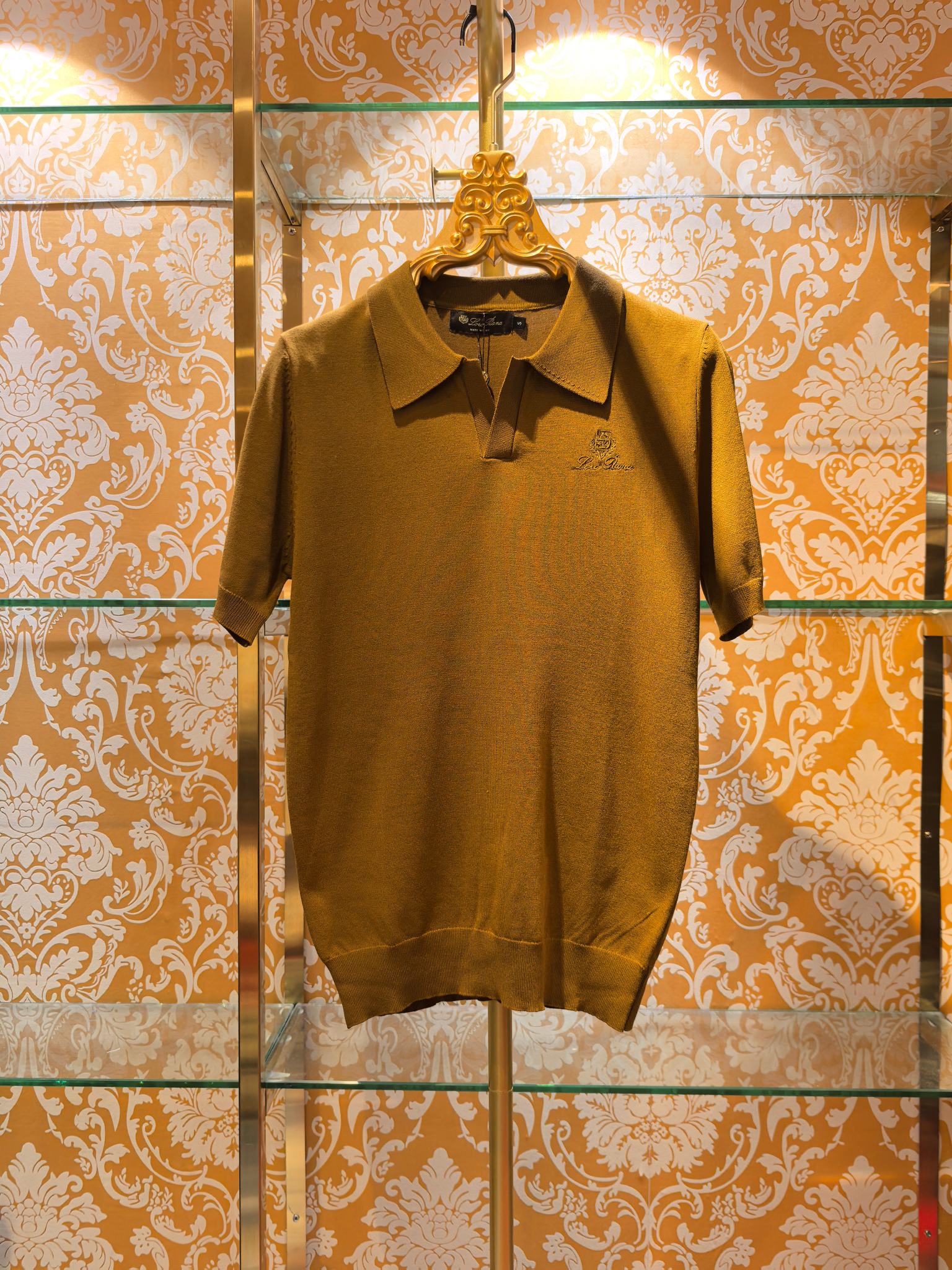 NO:786768,Counter synchronization Loro Piana 2026/ss new knitted sweater Loro Piana chest embroidery. The fabric is perfectly made with 14 needles of imported machines. The counter restores one-to-one upper body spirit. Comfortable and breathable. Slim fit. Color. Brown. Code number 46 48 50 52, men's clothing, loro piana,19860909专柜同步 Loro Piana 2026/ss新款针织衫 Loro Piana胸前绣花 面料采用进口机器14针完美制作 专柜一比一还原 上身精神 舒适透气 修身版型 颜色 咖色 码数 46 48 50 52,男装,loro piana,,Women's clothing