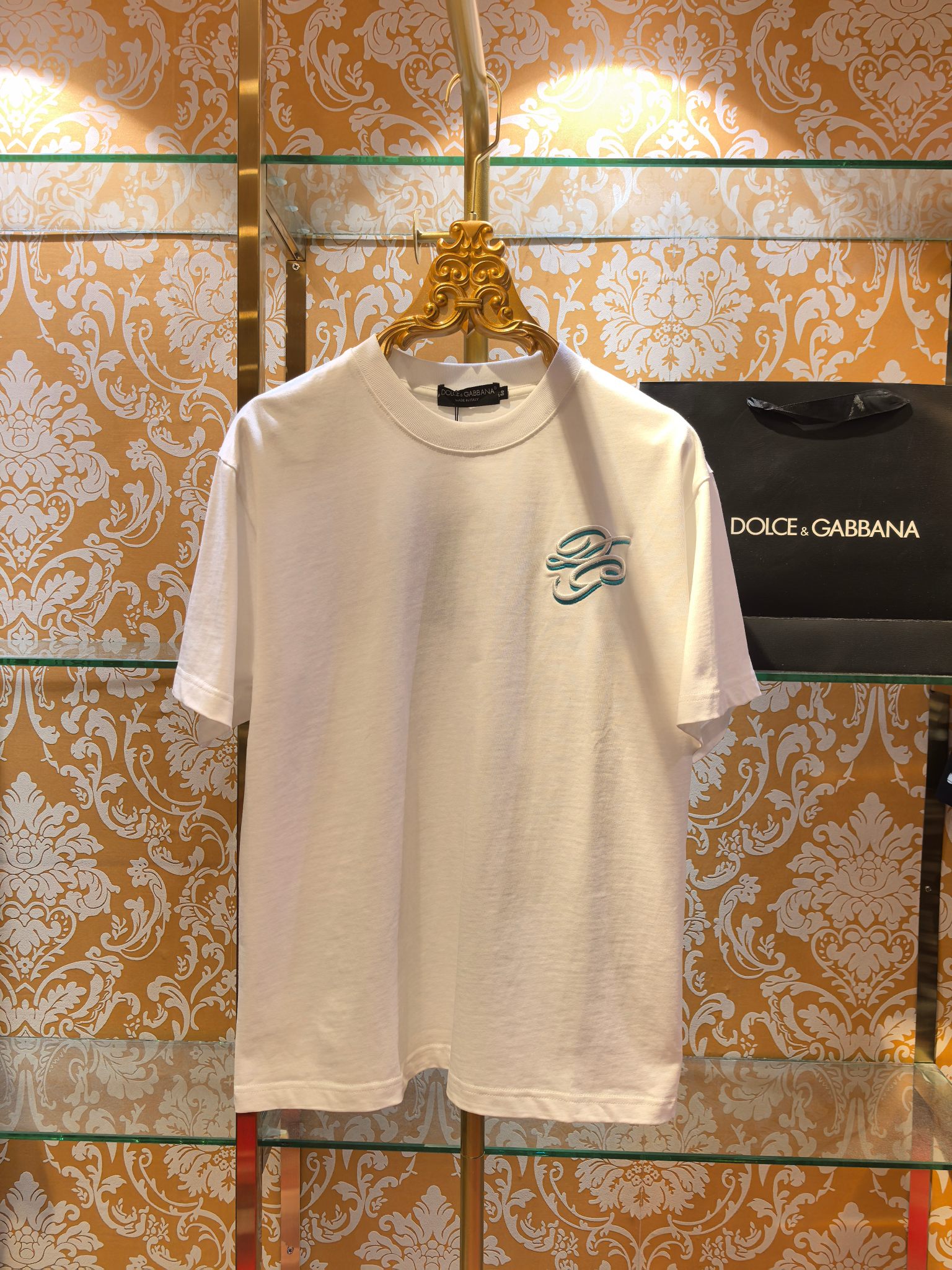 NO:786735,& 2026/ss latest T-shirt, embroidery on the chest, contrasting printed pattern on the back is very three-dimensional, 280 grams of double yarn fabric, different from market products, very comfortable to wear in summer, simple and fashionable, never out of style, exclusive source, super good-looking upper body, synchronized at the counter, same style for men and women, loose fit, color: black, white, size: S-XL, Dolce&Gabbana-clothing, Dolce&Gabbana, tees, t-shirt,19860909& 2026/ss最新款T恤 胸前刺绣 后背撞色印花图案非常立体 280克双纱面料 区别市场货 夏天穿非常舒服 简单时尚永不过时 独家货源 上身超好看 专柜同步 男女同款 宽松版型 颜色:黑,白 码数:S-XL,杜嘉班纳-服装,Dolce&Gabbana,tees，t-shirt,,Women's clothing