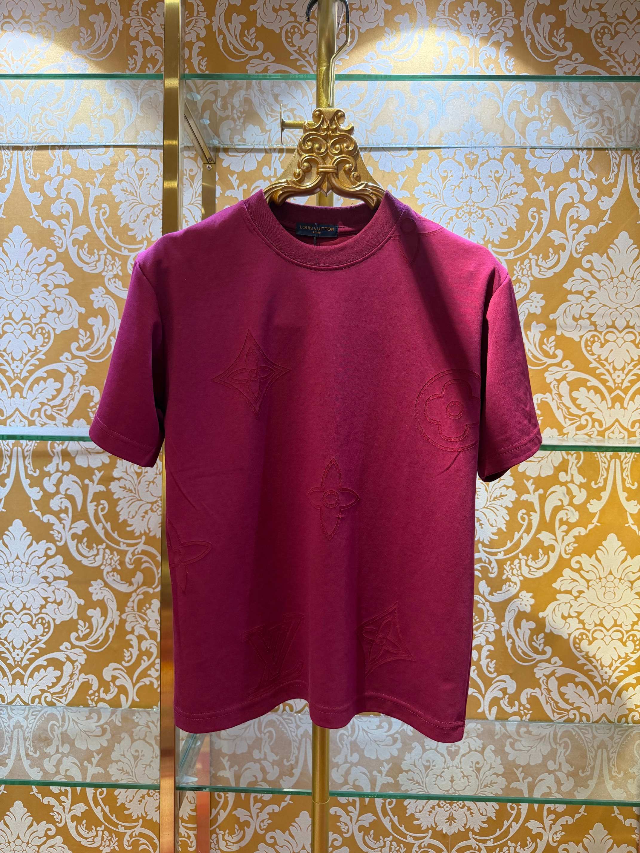 NO:784551,LOUTS VUTIION 2026 spring and summer new short-sleeved T-shirt. High craftsmanship, positioning burnt pattern. Exclusive version. Normal version. Color: black, white, purple, brown. Size: S-XL, Louis Vuitton-clothing, louis vuitton, T-shirt, tees, t-shirt,19860909LOUTS VUTIION 2026春夏新款短袖T恤 高工艺做法,定位烧花 独家版本 正常版型 颜色:黑,白,紫,棕 码数:S-XL,路易威登-服装,louis vuitton,T-shirt,tees，t-shirt,,Women's clothing