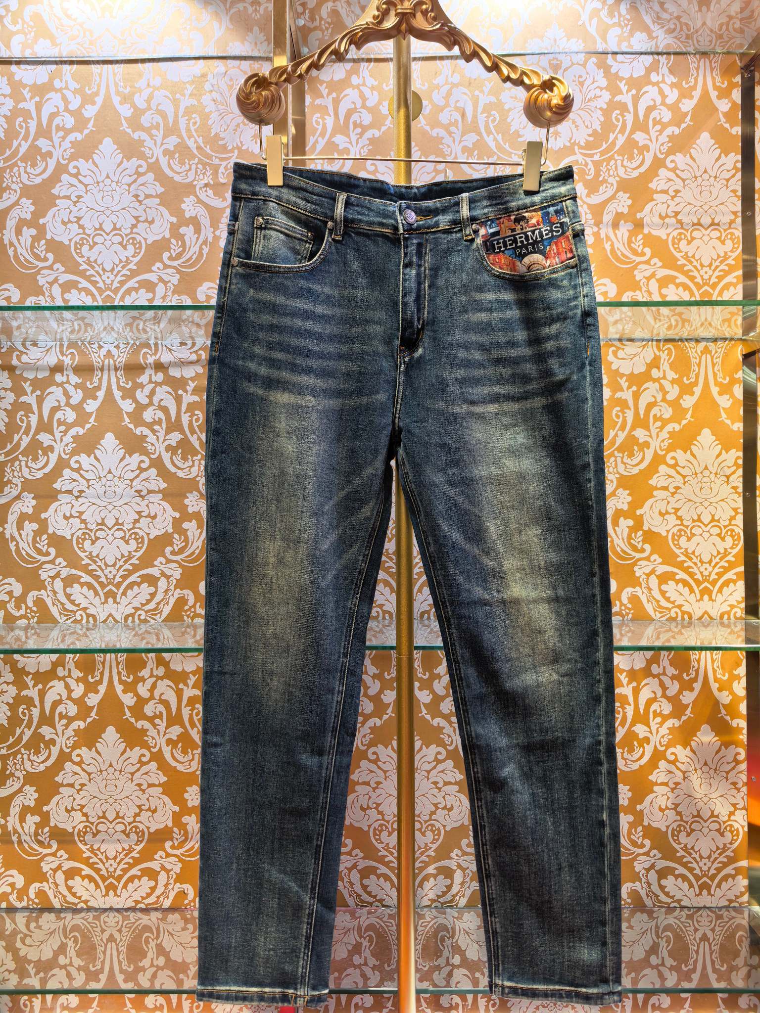 NO:784541,Counter synchronization HERNES (Hermès) 2026 new jeans, perfect blue wash, customized printing process, one-to-one hardware restoration, slim-fitting small straight pants color: blue, code number: 30-38, Hermès-clothing, hermes, jeans,19860909专柜同步 HERNES（爱马仕） 2026新款牛仔裤 完美蓝色水洗 最新印花工艺定制 五金一比一还原 修身小直筒裤型 颜色:蓝色 码数:30-38,爱马仕-服装,hermes,jeans,,Women's clothing
