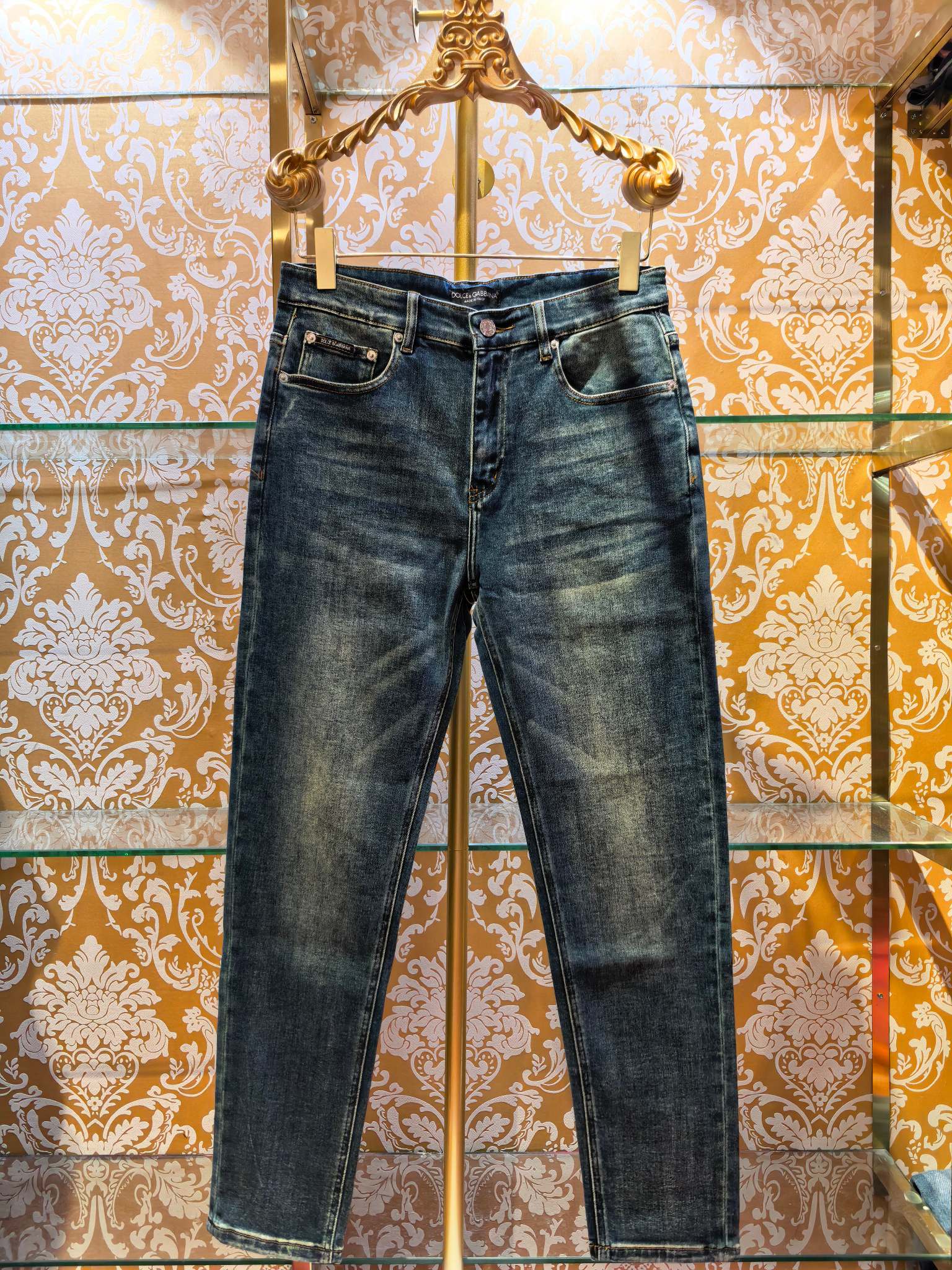 NO:784583,Counter synchronization DG 2026 new jeans, perfect blue wash, DG's latest technology, hot diamond, one-to-one hardware restoration, slim-fitting small straight pants color: blue, code number: 30-38, Dolce & Gabbana-clothing, Dolce&Gabbana, jeans,19860909专柜同步 DG 2026新款牛仔裤 完美蓝色水洗 dg最新工艺烫钻 五金一比一还原 修身小直筒裤型 颜色:蓝色 码数:30-38,杜嘉班纳-服装,Dolce&Gabbana,jeans,,Women's clothing