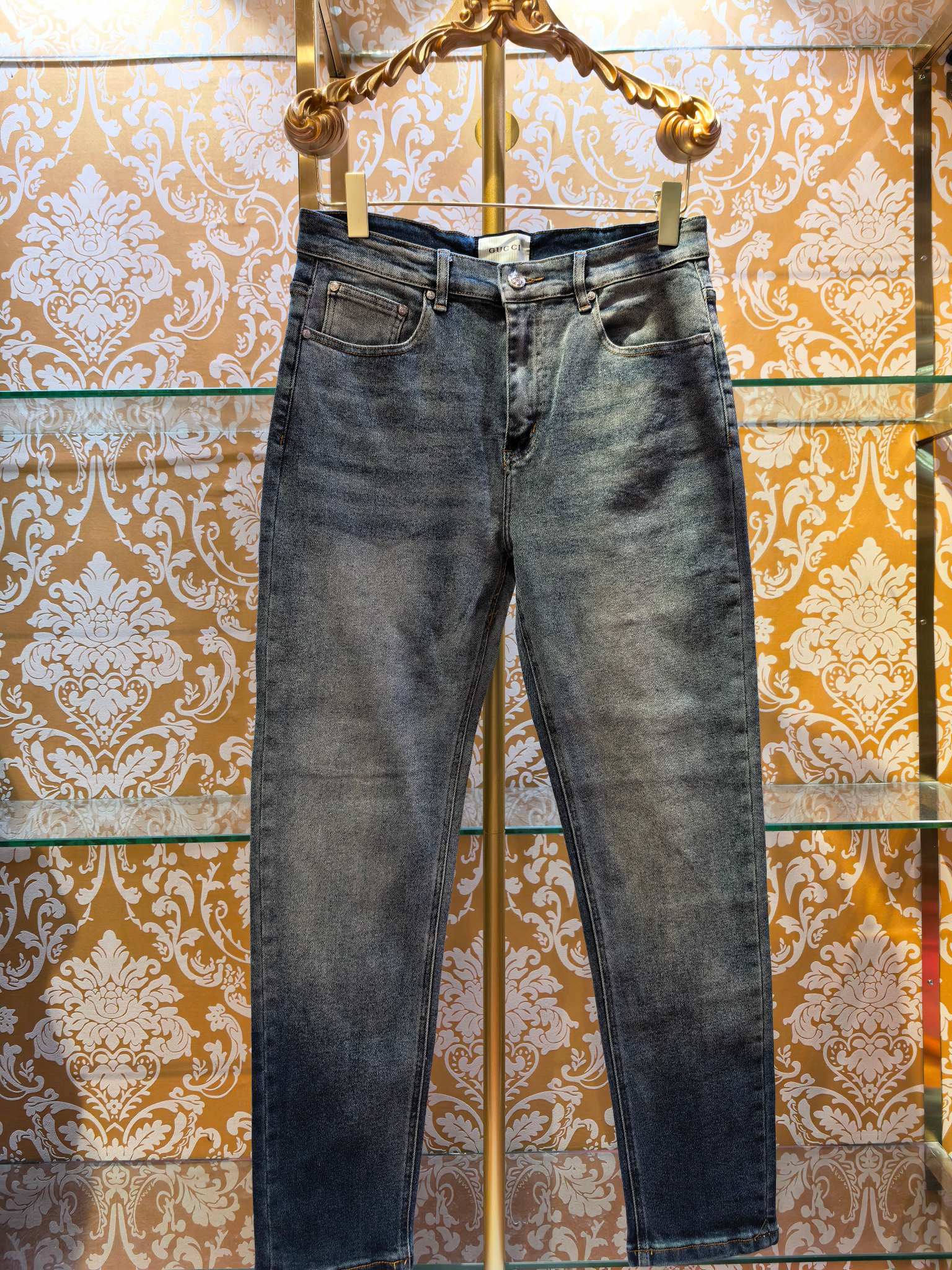 NO:784579,Counter synchronization GUCCI 2026 new jeans, perfect blue wash, Gucci's latest technology, fixed perm diamond, one-to-one hardware restoration, slim-fitting small straight pants color: blue, code number: 30-38, Gucci-clothing, gucci, gucci, jeans,19860909专柜同步 GUCCI 2026新款牛仔裤 完美蓝色水洗 gucci最新工艺定烫钻 五金一比一还原 修身小直筒裤型 颜色:蓝色 码数:30-38,古驰-服装,gucci,gucci,jeans,,Women's clothing